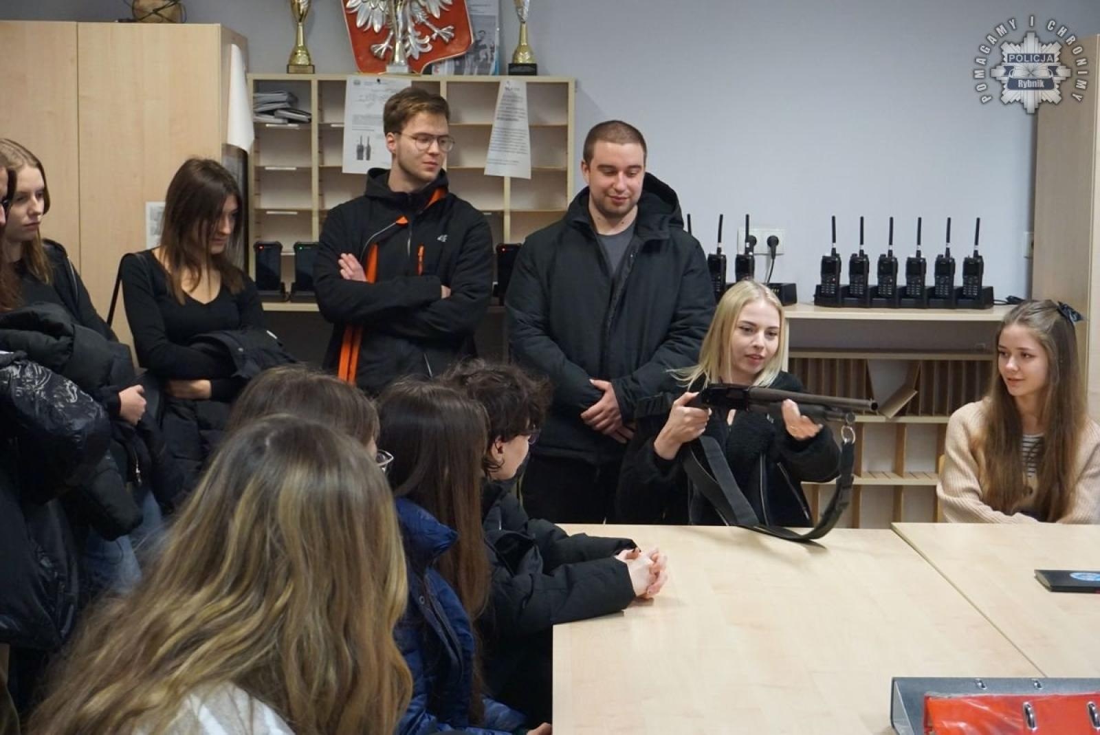 Zdjęcie w galerii na portalu naszraciborz.pl: Studenci filologii z Raciborza na warsztatach tłumaczeniowych w rybnickiej komendzie wiadomości z regionu