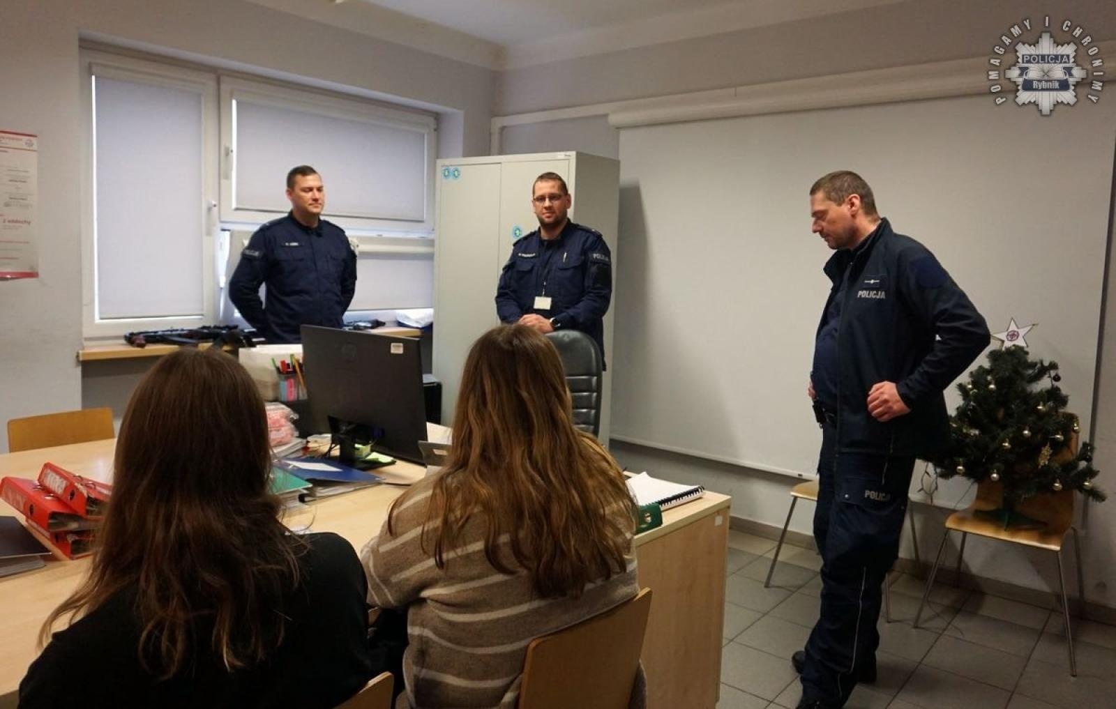 Zdjęcie w galerii na portalu naszraciborz.pl: Studenci filologii z Raciborza na warsztatach tłumaczeniowych w rybnickiej komendzie wiadomości z regionu