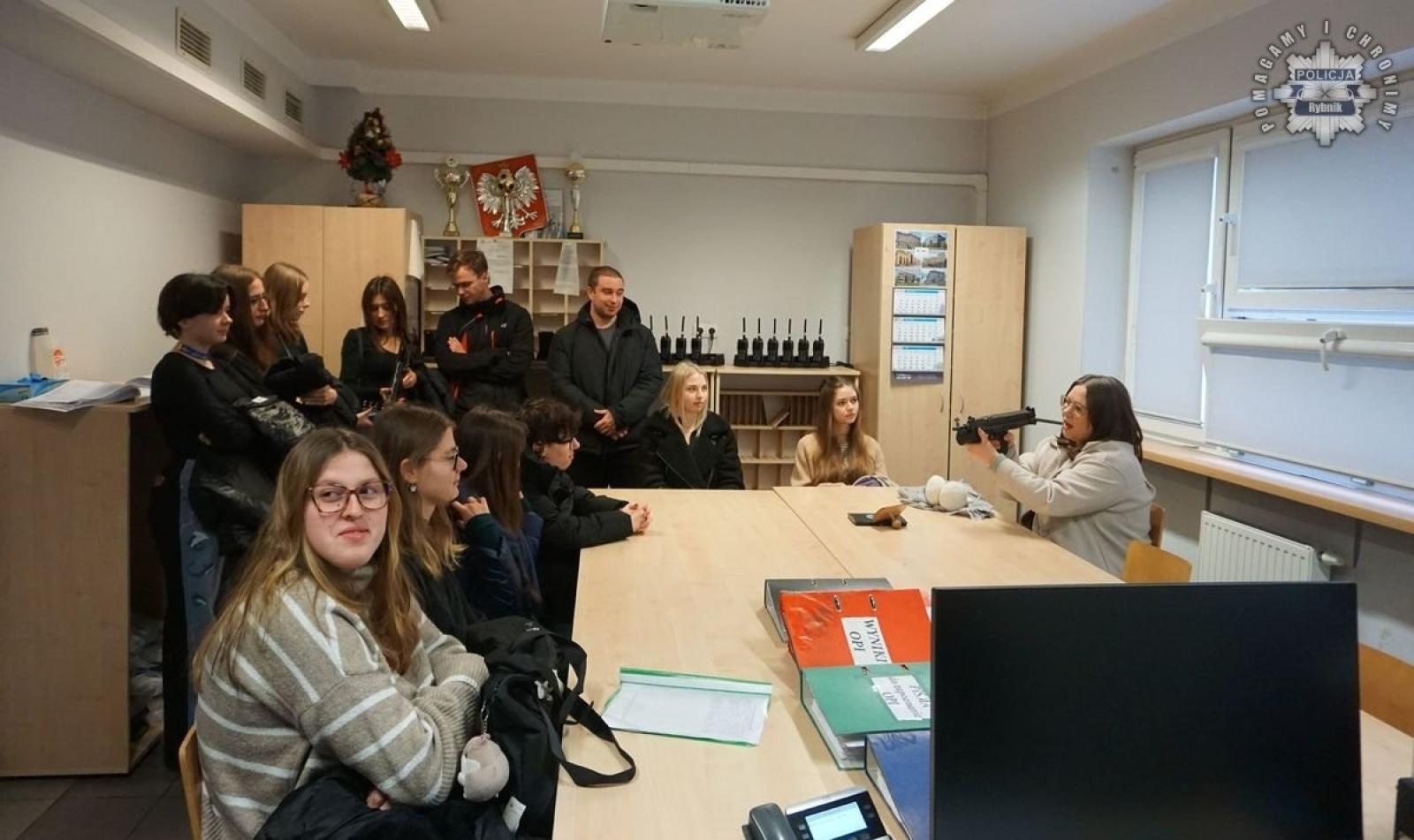 Zdjęcie w galerii na portalu naszraciborz.pl: Studenci filologii z Raciborza na warsztatach tłumaczeniowych w rybnickiej komendzie wiadomości z regionu