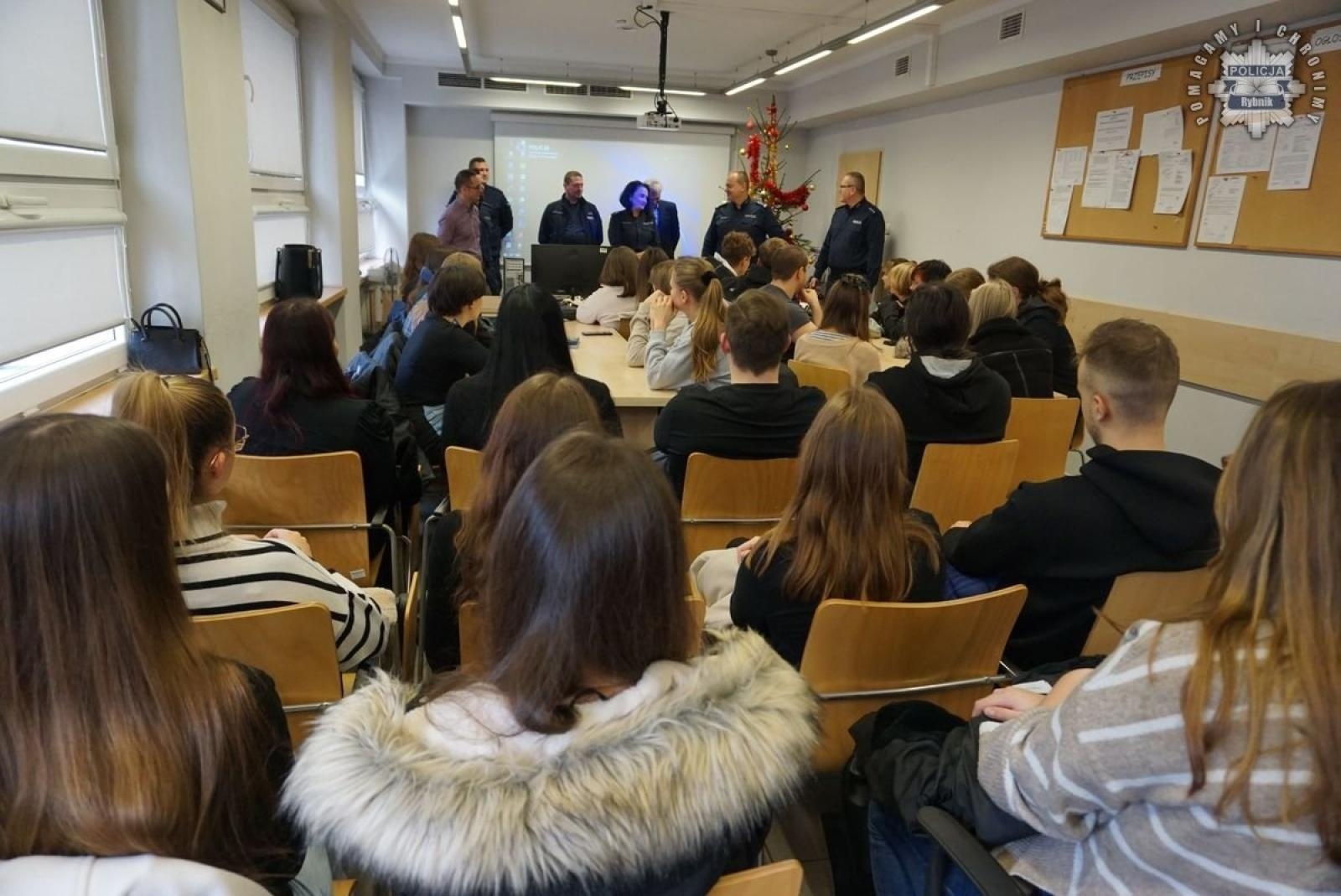 Zdjęcie w galerii na portalu naszraciborz.pl: Studenci filologii z Raciborza na warsztatach tłumaczeniowych w rybnickiej komendzie wiadomości z regionu