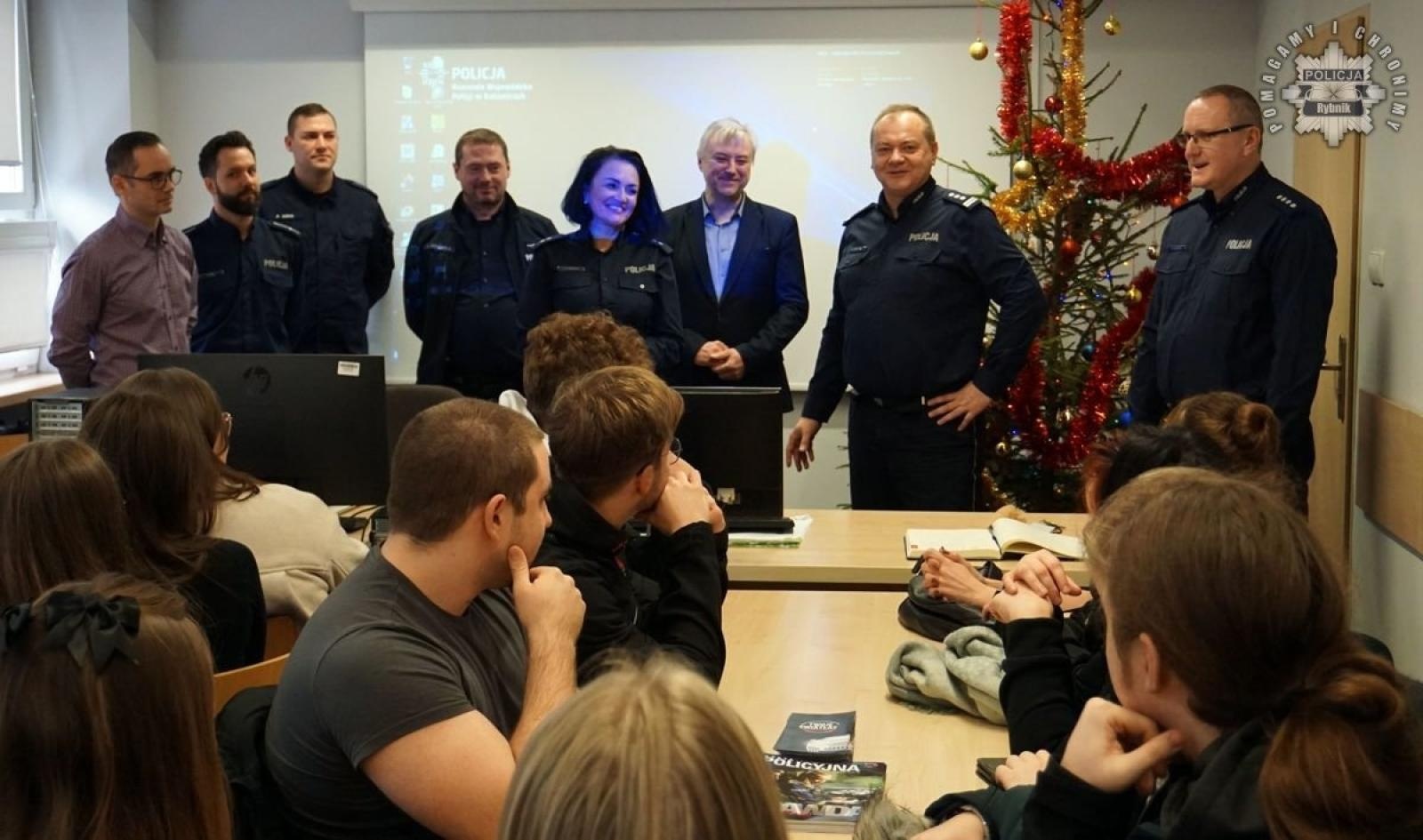 Zdjęcie w galerii na portalu naszraciborz.pl: Studenci filologii z Raciborza na warsztatach tłumaczeniowych w rybnickiej komendzie wiadomości z regionu