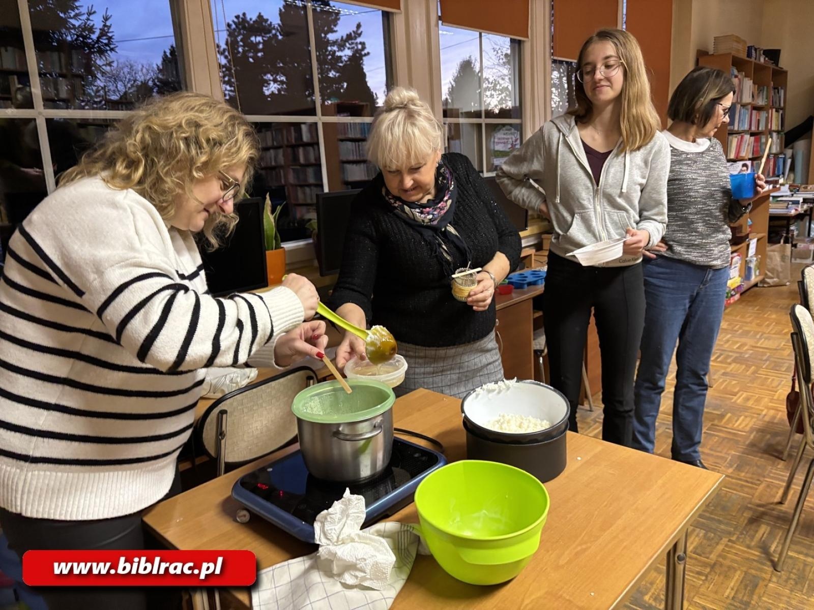 Zdjęcie w galerii na portalu naszraciborz.pl: Ekologiczne świece z biblioteką w Ocicach wiadomości z regionu