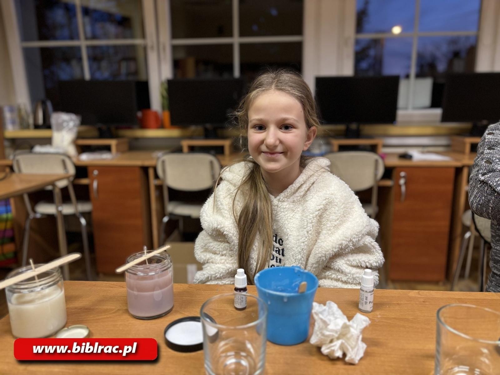 Zdjęcie w galerii na portalu naszraciborz.pl: Ekologiczne świece z biblioteką w Ocicach wiadomości z regionu