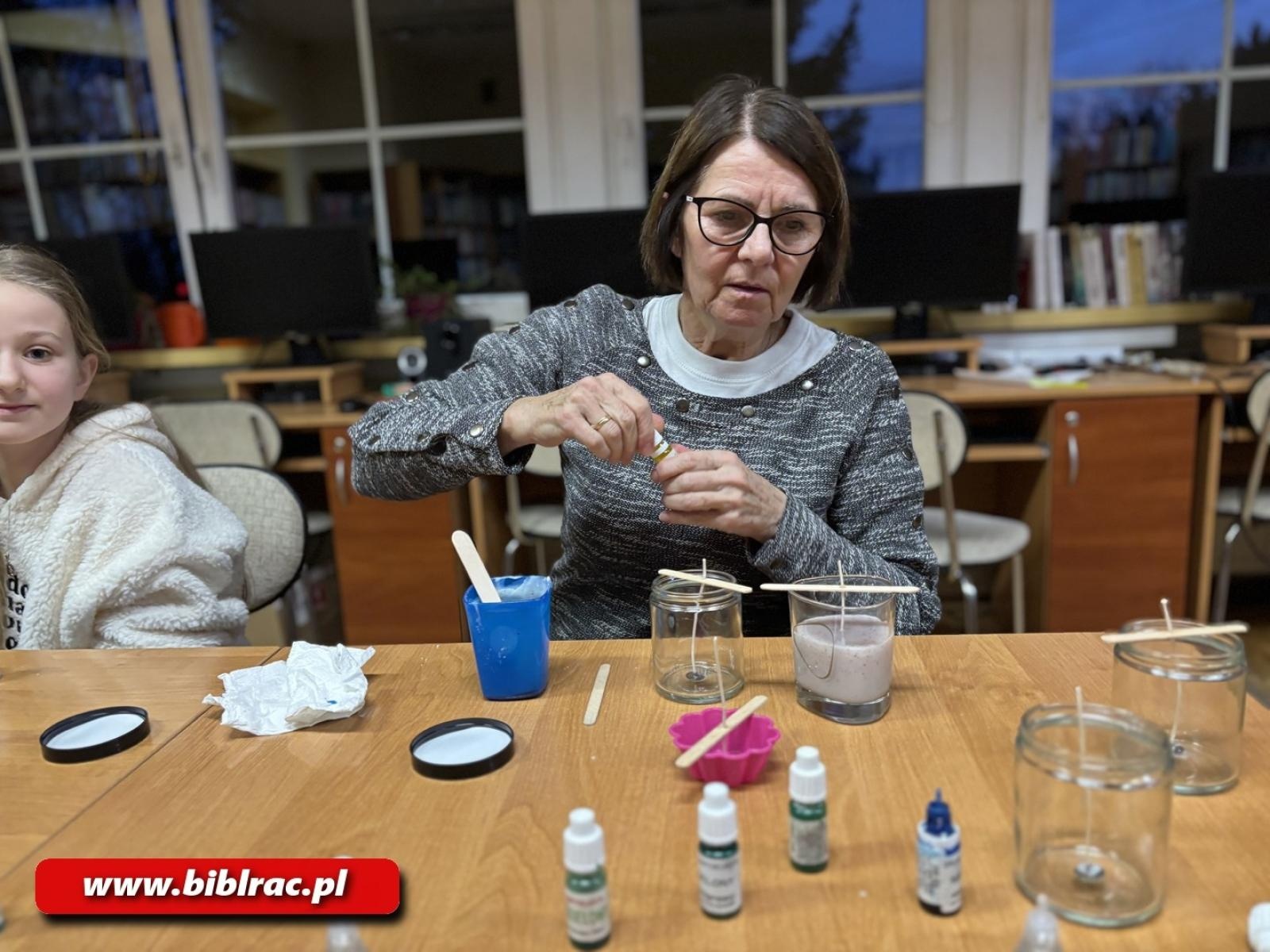 Zdjęcie w galerii na portalu naszraciborz.pl: Ekologiczne świece z biblioteką w Ocicach wiadomości z regionu