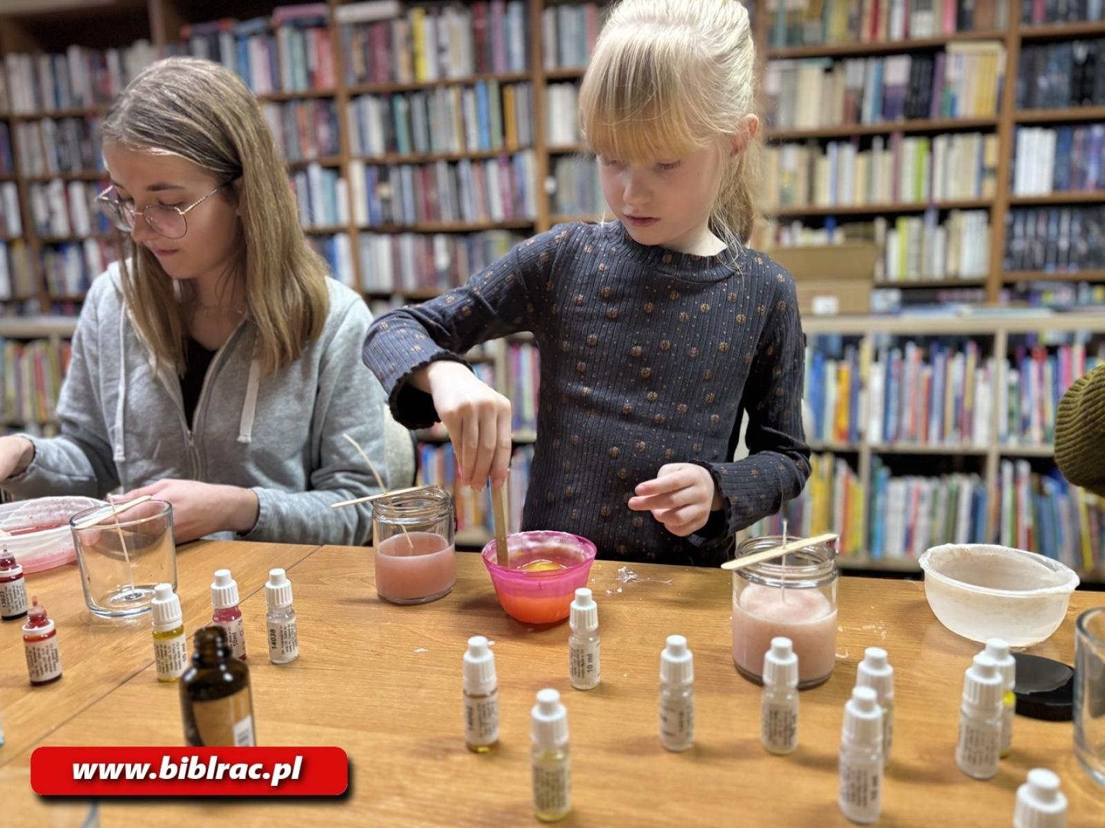 Zdjęcie w galerii na portalu naszraciborz.pl: Ekologiczne świece z biblioteką w Ocicach wiadomości z regionu