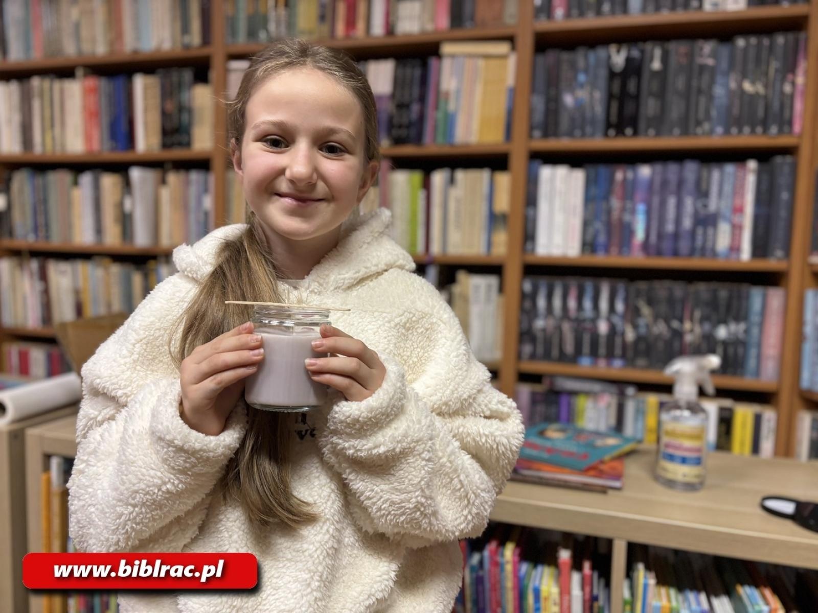 Zdjęcie w galerii na portalu naszraciborz.pl: Ekologiczne świece z biblioteką w Ocicach wiadomości z regionu