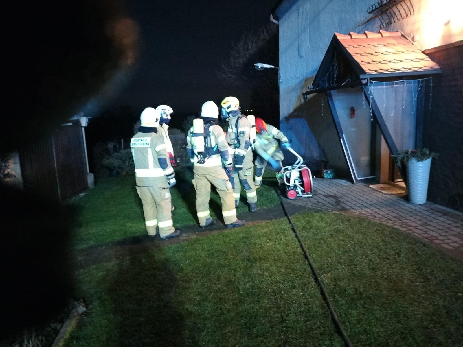 Zdjęcie w galerii na portalu naszraciborz.pl: Pożar sadzy w kominie w Makowie wiadomości z regionu