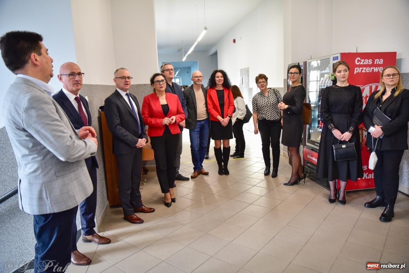 Zdjęcie w galerii na portalu naszraciborz.pl: Otwarto odrestaurowaną aulę raciborskiego Ekonomika [FOTO i WIDEO] wiadomości z regionu