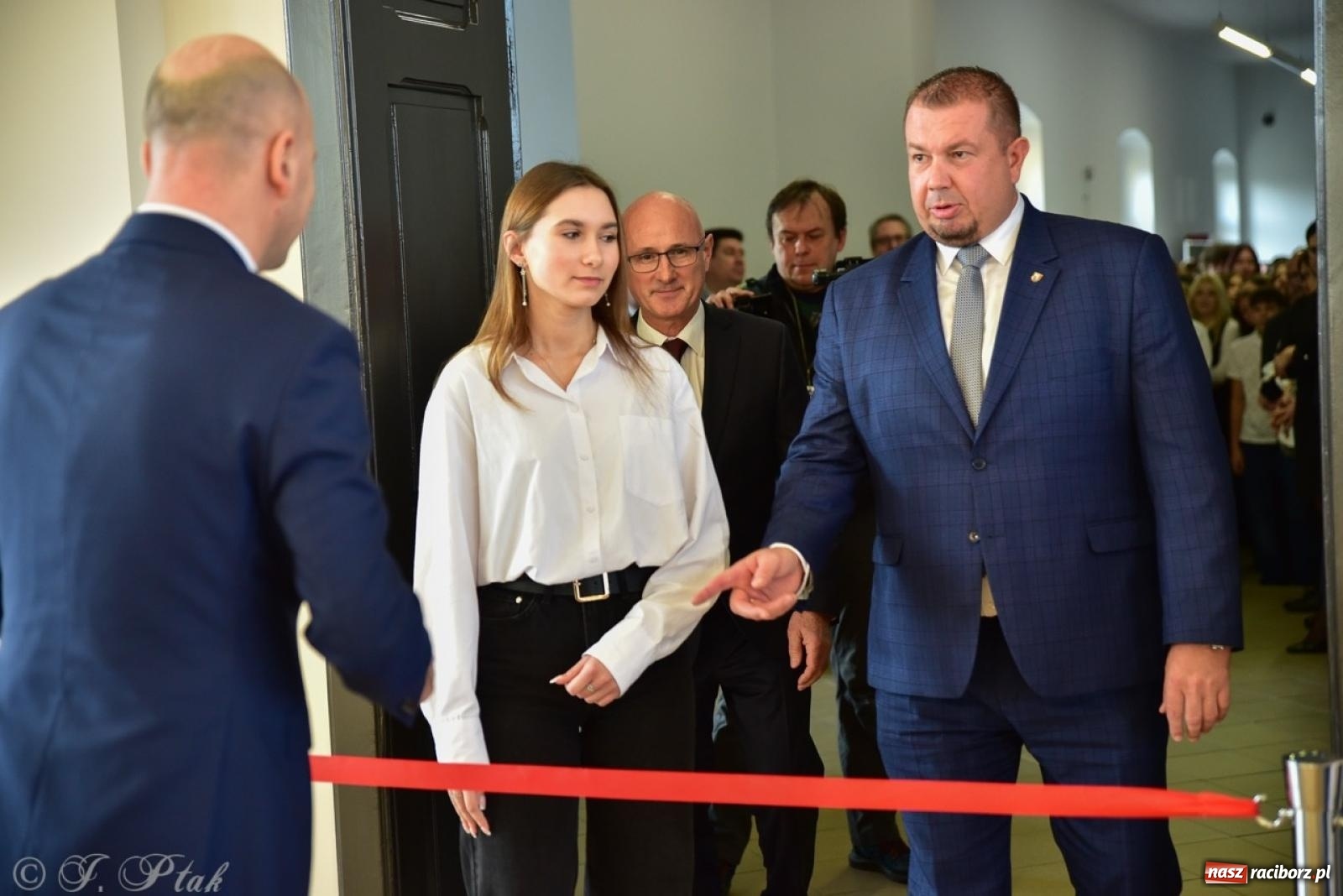 Zdjęcie w galerii na portalu naszraciborz.pl: Otwarto odrestaurowaną aulę raciborskiego Ekonomika [FOTO i WIDEO] wiadomości z regionu