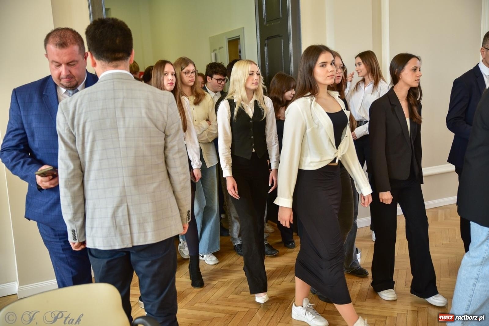Zdjęcie w galerii na portalu naszraciborz.pl: Otwarto odrestaurowaną aulę raciborskiego Ekonomika [FOTO i WIDEO] wiadomości z regionu