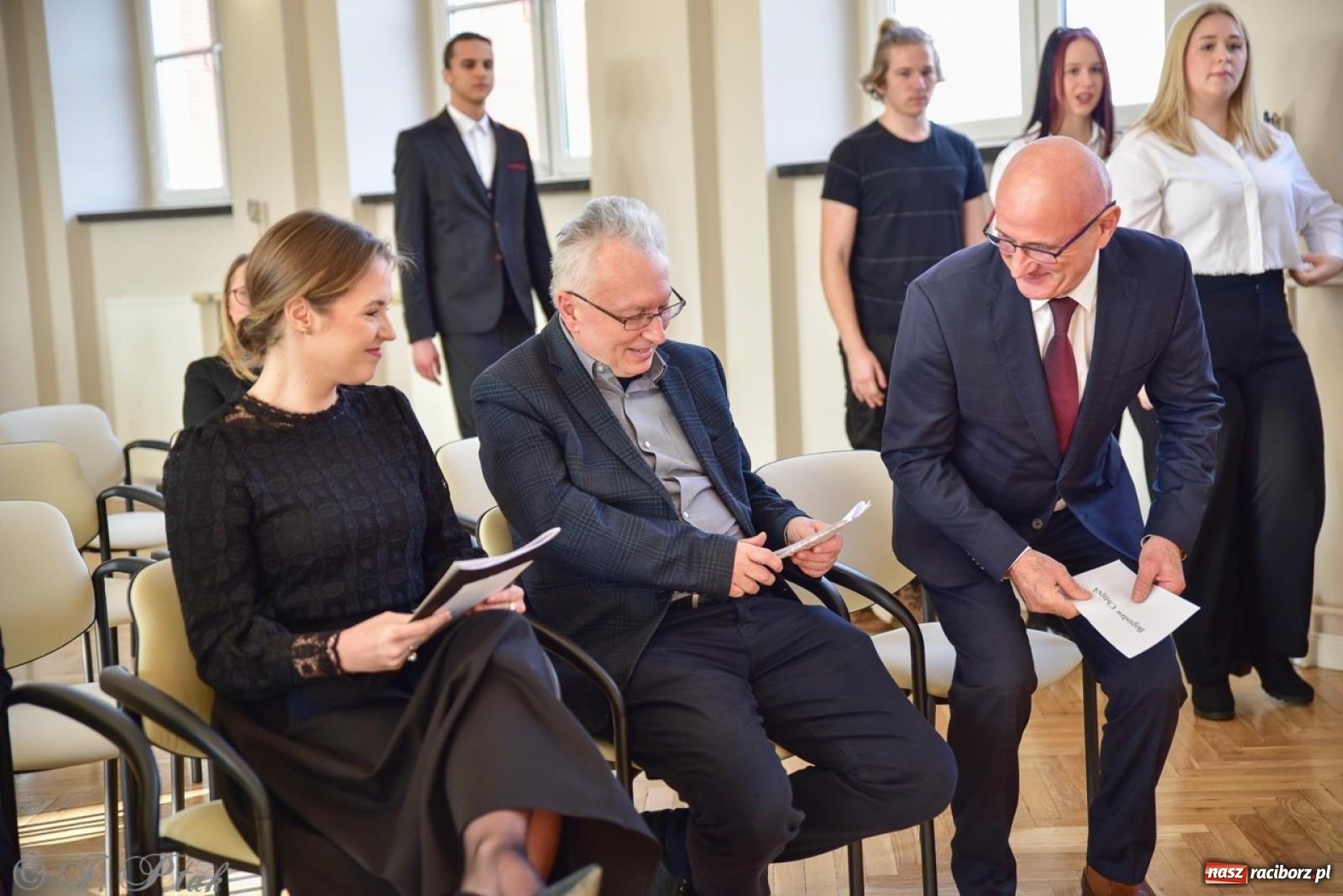 Zdjęcie w galerii na portalu naszraciborz.pl: Otwarto odrestaurowaną aulę raciborskiego Ekonomika [FOTO i WIDEO] wiadomości z regionu