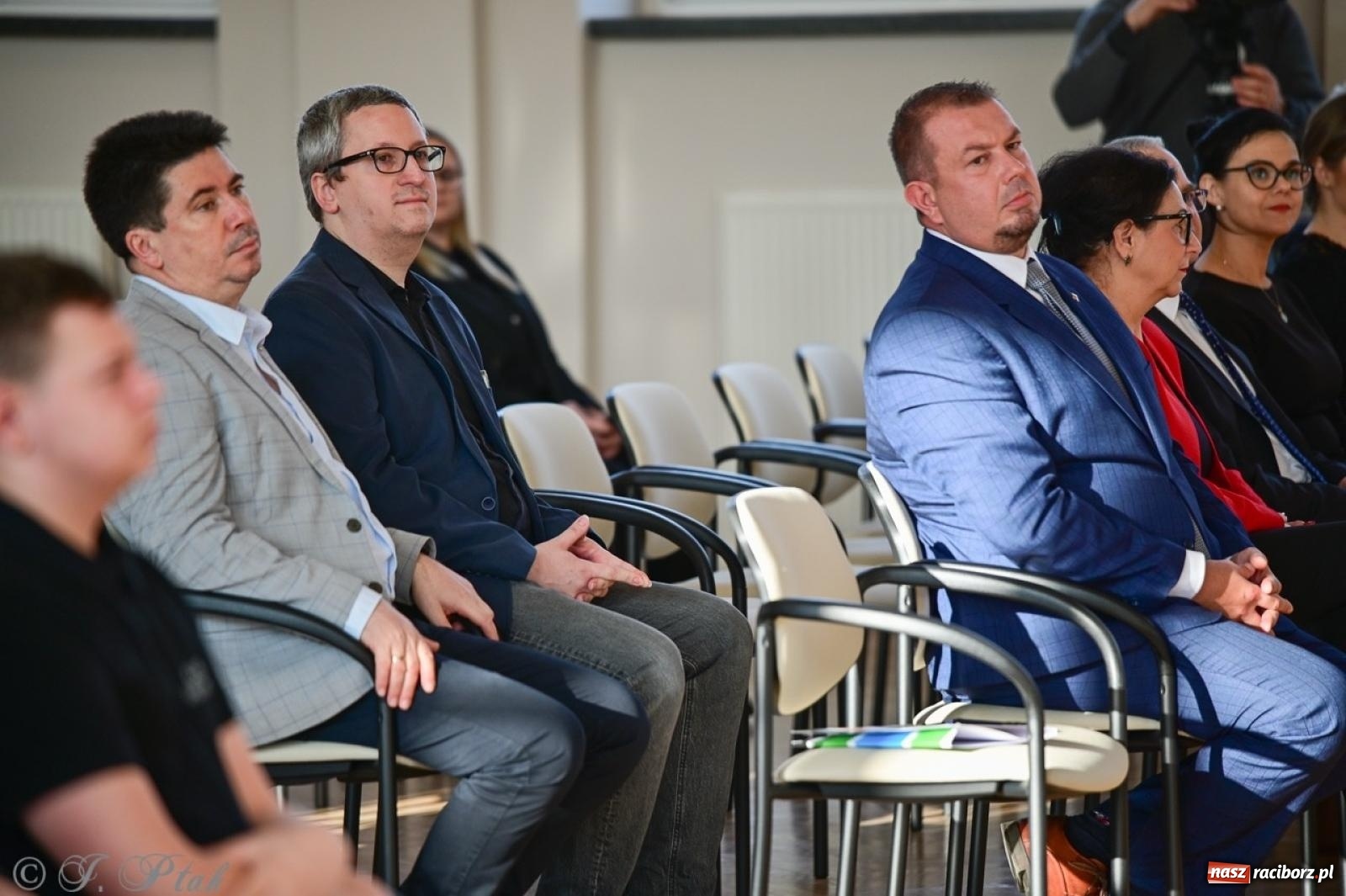 Zdjęcie w galerii na portalu naszraciborz.pl: Otwarto odrestaurowaną aulę raciborskiego Ekonomika [FOTO i WIDEO] wiadomości z regionu