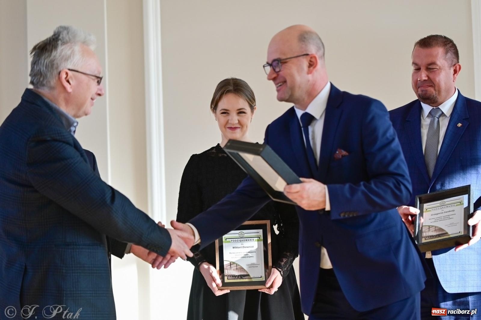 Zdjęcie w galerii na portalu naszraciborz.pl: Otwarto odrestaurowaną aulę raciborskiego Ekonomika [FOTO i WIDEO] wiadomości z regionu