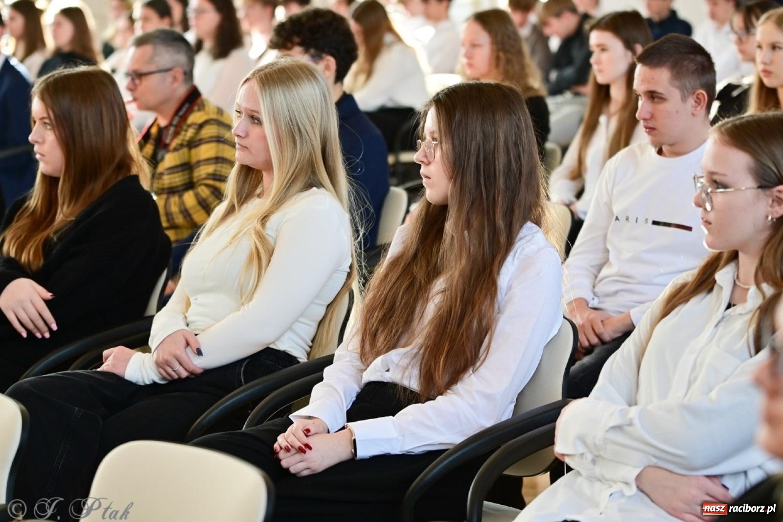 Zdjęcie w galerii na portalu naszraciborz.pl: Otwarto odrestaurowaną aulę raciborskiego Ekonomika [FOTO i WIDEO] wiadomości z regionu