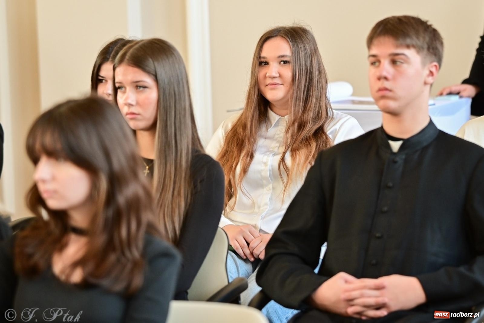 Zdjęcie w galerii na portalu naszraciborz.pl: Otwarto odrestaurowaną aulę raciborskiego Ekonomika [FOTO i WIDEO] wiadomości z regionu