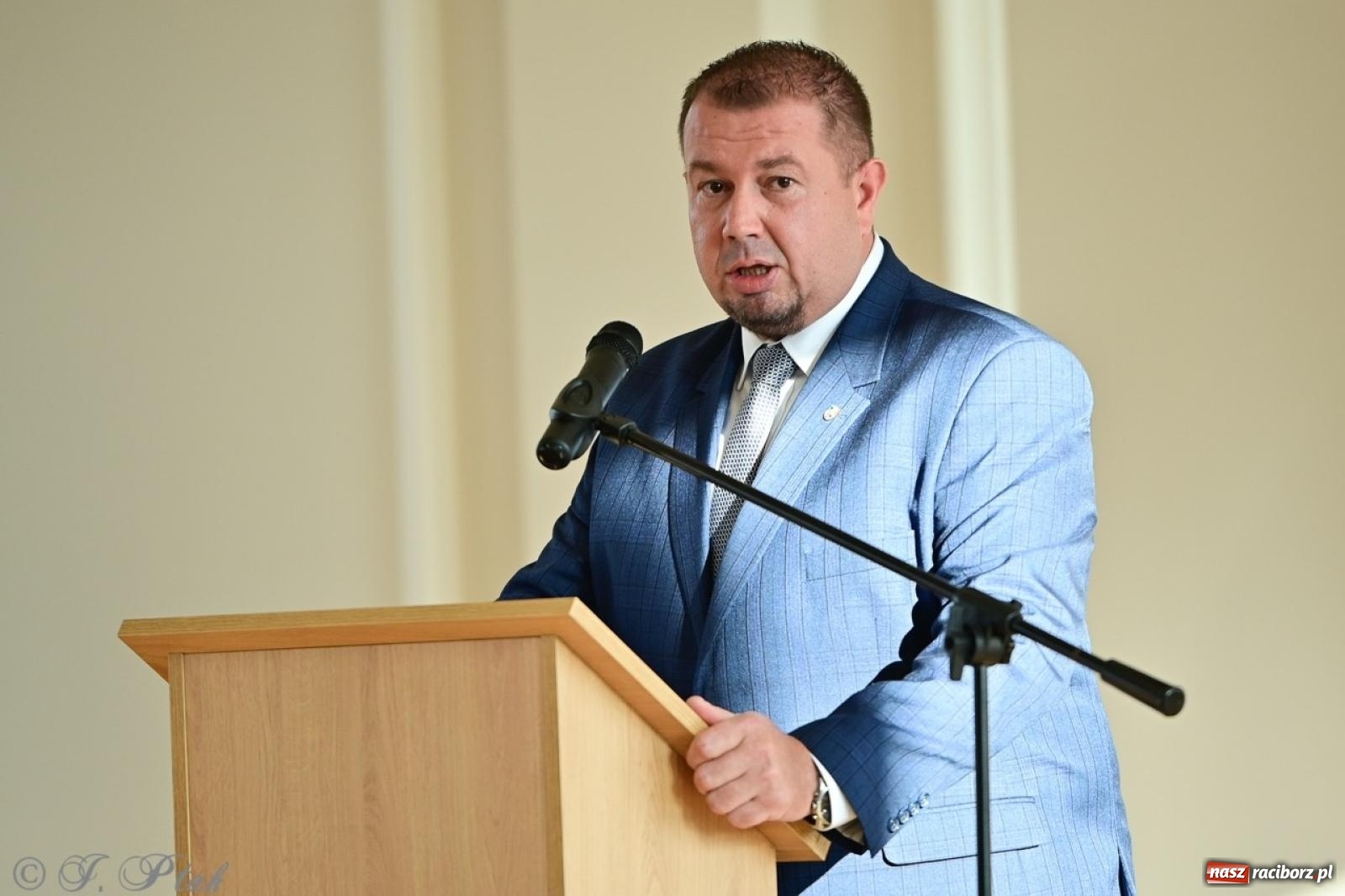 Zdjęcie w galerii na portalu naszraciborz.pl: Otwarto odrestaurowaną aulę raciborskiego Ekonomika [FOTO i WIDEO] wiadomości z regionu