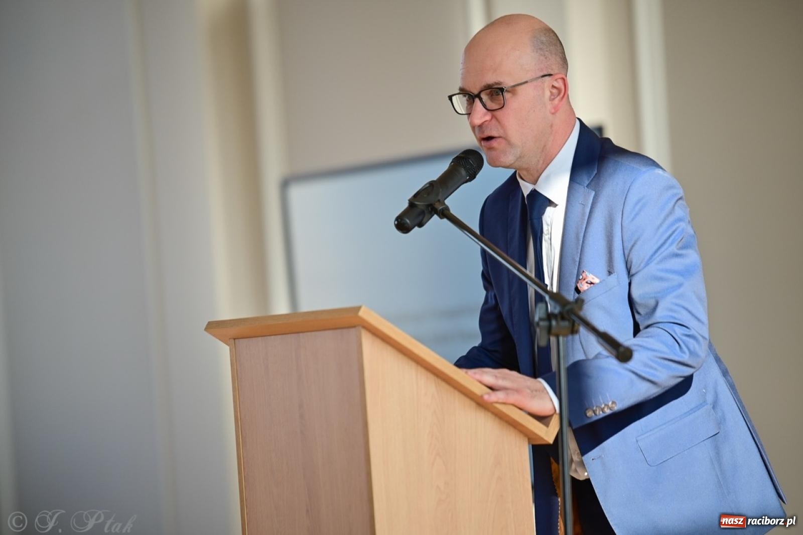 Zdjęcie w galerii na portalu naszraciborz.pl: Otwarto odrestaurowaną aulę raciborskiego Ekonomika [FOTO i WIDEO] wiadomości z regionu