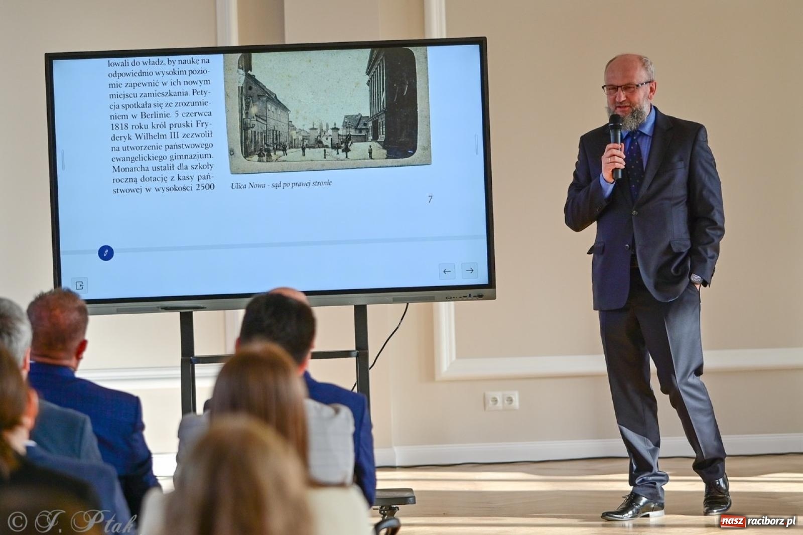 Zdjęcie w galerii na portalu naszraciborz.pl: Otwarto odrestaurowaną aulę raciborskiego Ekonomika [FOTO i WIDEO] wiadomości z regionu