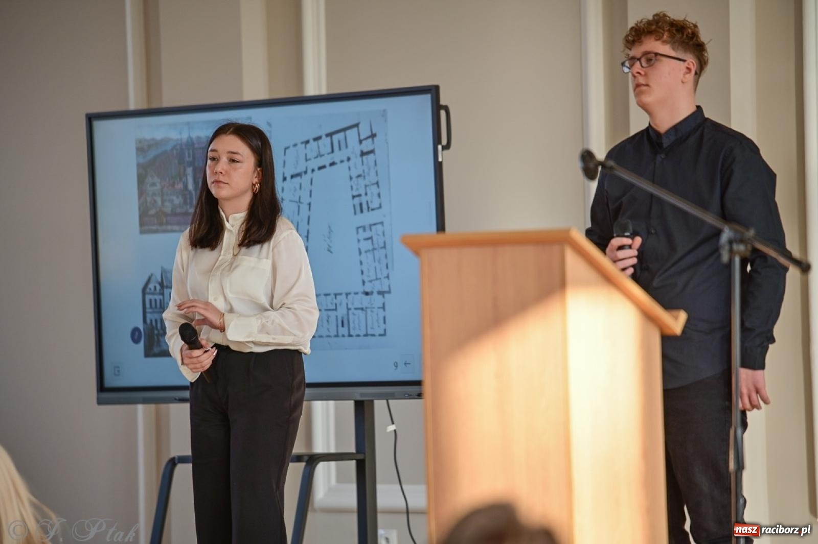 Zdjęcie w galerii na portalu naszraciborz.pl: Otwarto odrestaurowaną aulę raciborskiego Ekonomika [FOTO i WIDEO] wiadomości z regionu