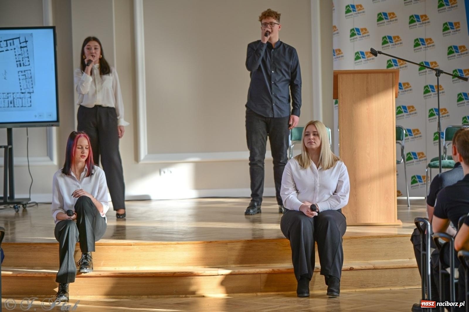 Zdjęcie w galerii na portalu naszraciborz.pl: Otwarto odrestaurowaną aulę raciborskiego Ekonomika [FOTO i WIDEO] wiadomości z regionu