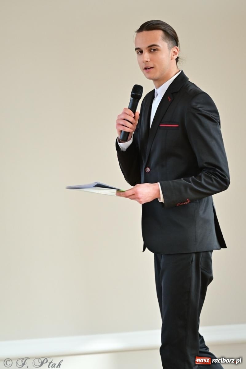 Zdjęcie w galerii na portalu naszraciborz.pl: Otwarto odrestaurowaną aulę raciborskiego Ekonomika [FOTO i WIDEO] wiadomości z regionu