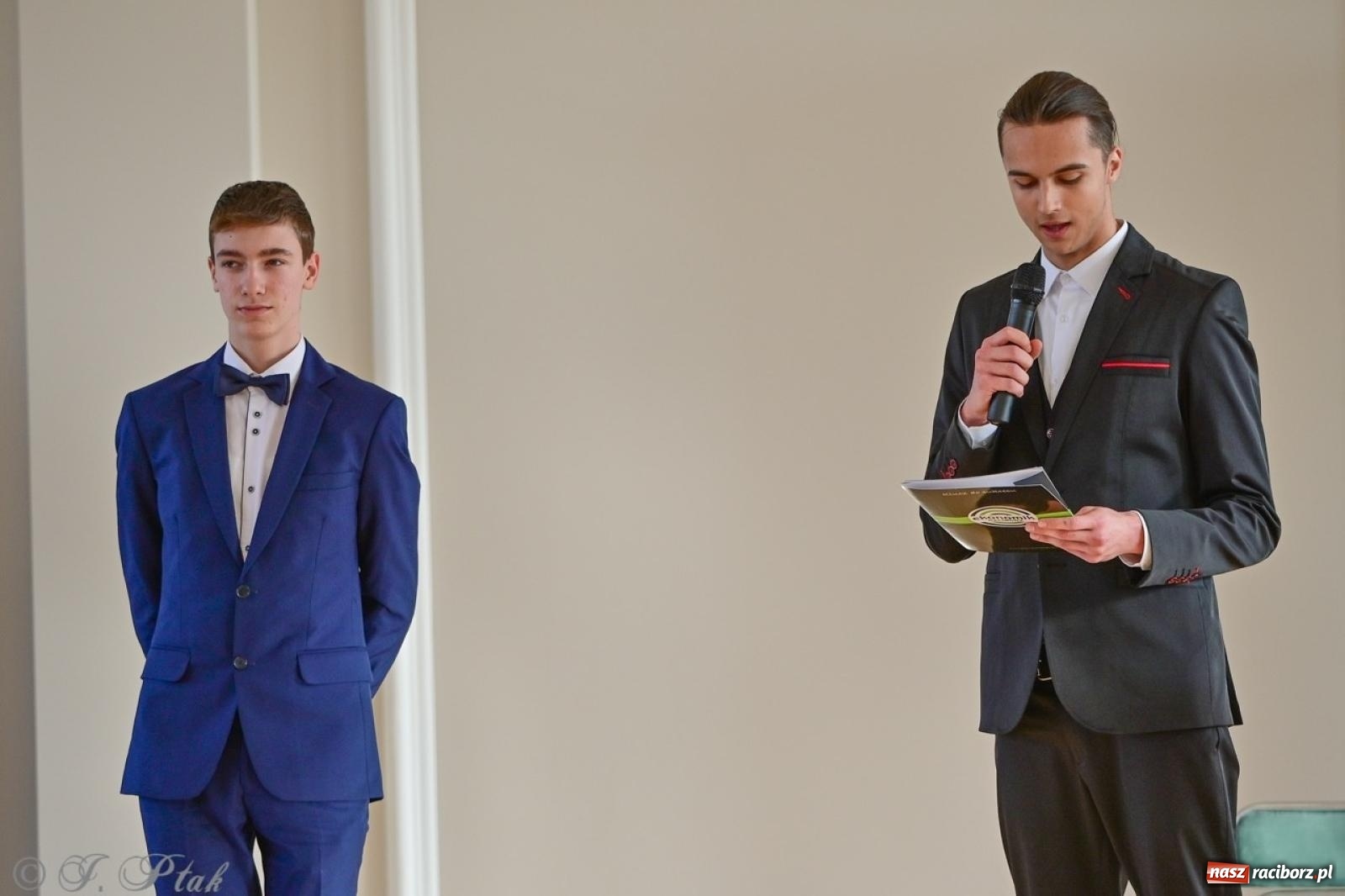 Zdjęcie w galerii na portalu naszraciborz.pl: Otwarto odrestaurowaną aulę raciborskiego Ekonomika [FOTO i WIDEO] wiadomości z regionu