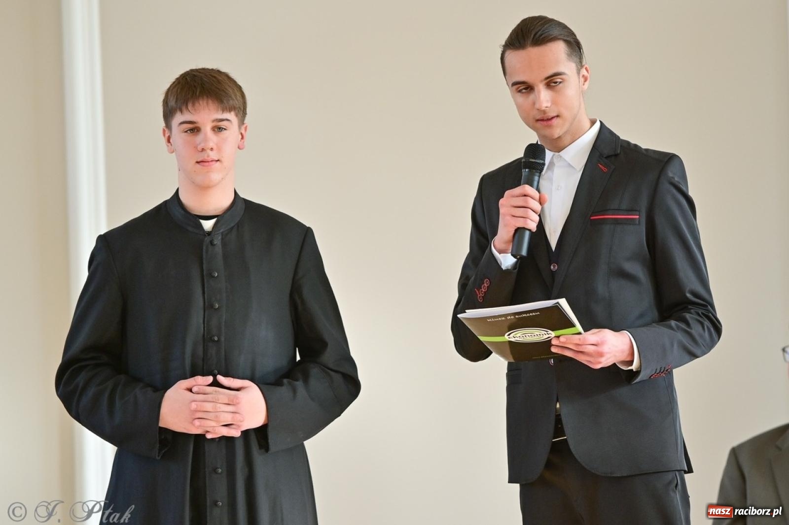 Zdjęcie w galerii na portalu naszraciborz.pl: Otwarto odrestaurowaną aulę raciborskiego Ekonomika [FOTO i WIDEO] wiadomości z regionu