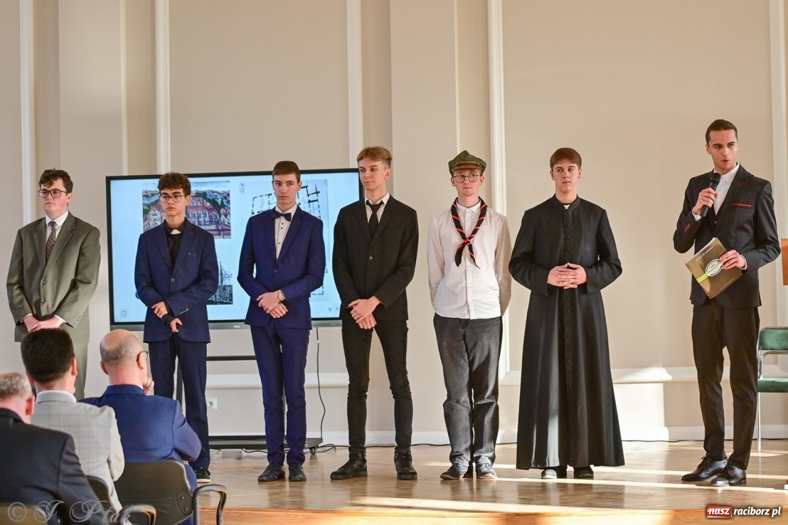 Zdjęcie w galerii na portalu naszraciborz.pl: Otwarto odrestaurowaną aulę raciborskiego Ekonomika [FOTO i WIDEO] wiadomości z regionu