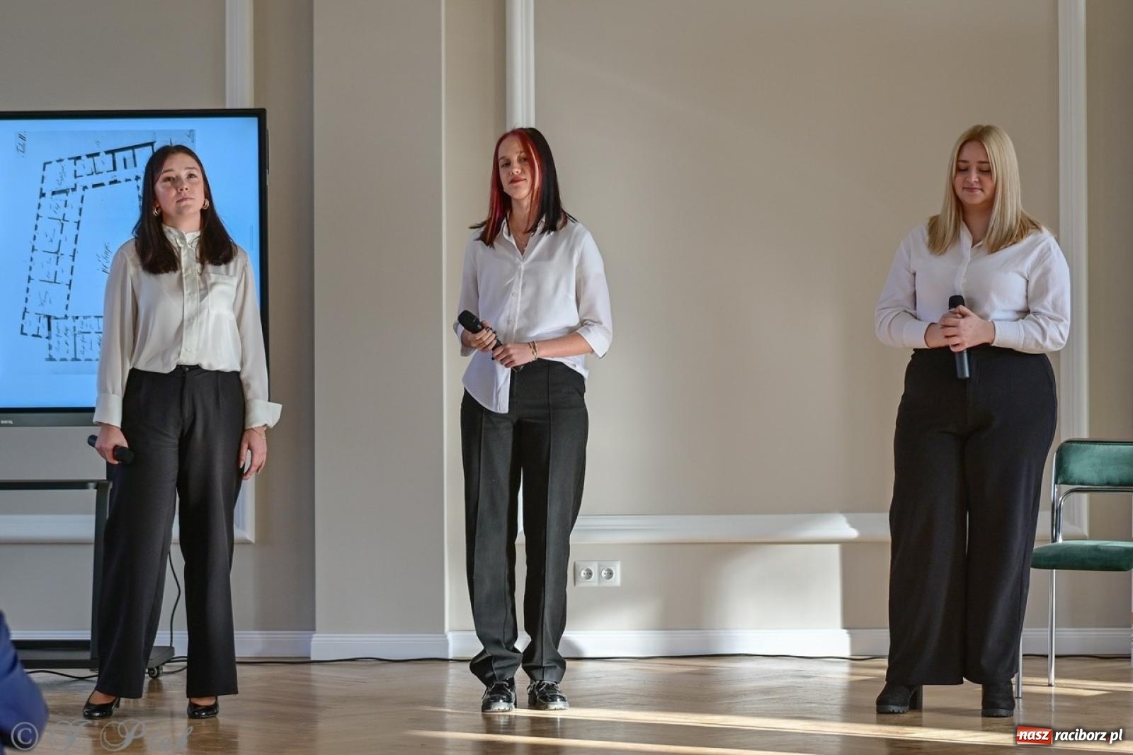 Zdjęcie w galerii na portalu naszraciborz.pl: Otwarto odrestaurowaną aulę raciborskiego Ekonomika [FOTO i WIDEO] wiadomości z regionu