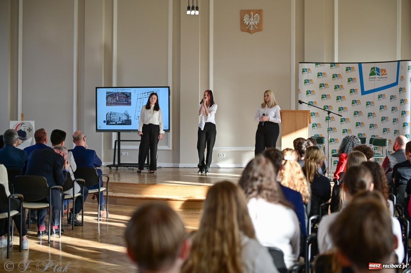 Zdjęcie w galerii na portalu naszraciborz.pl: Otwarto odrestaurowaną aulę raciborskiego Ekonomika [FOTO i WIDEO] wiadomości z regionu