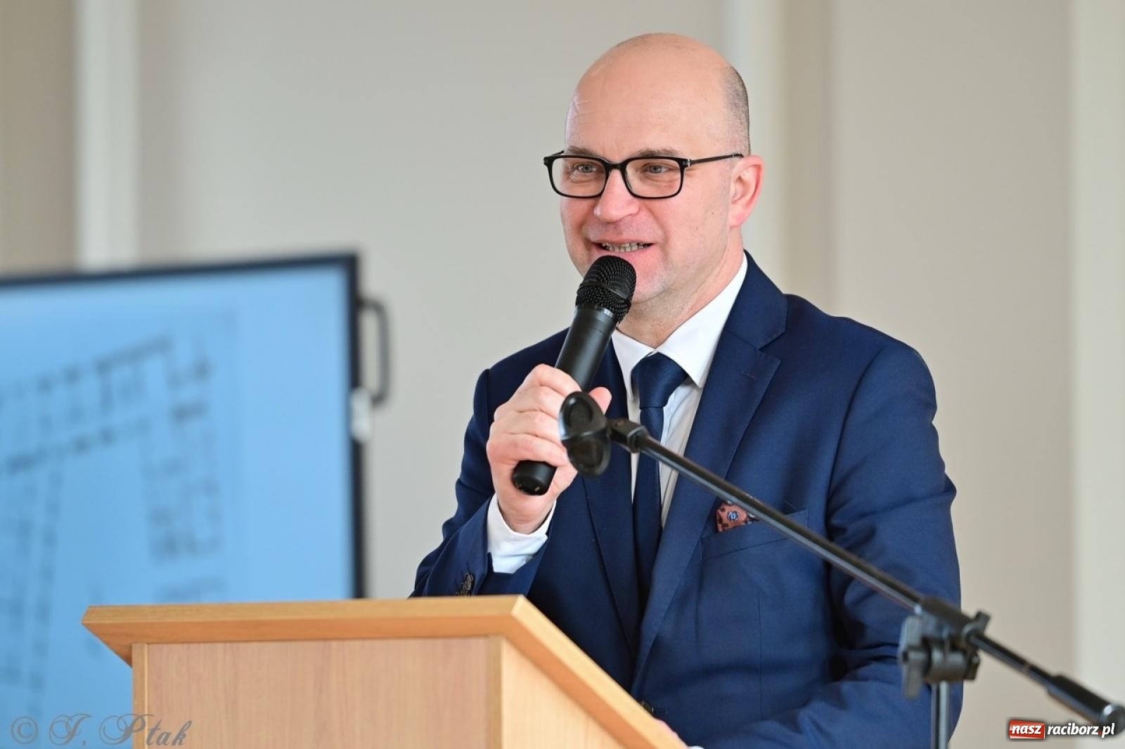 Zdjęcie w galerii na portalu naszraciborz.pl: Otwarto odrestaurowaną aulę raciborskiego Ekonomika [FOTO i WIDEO] wiadomości z regionu