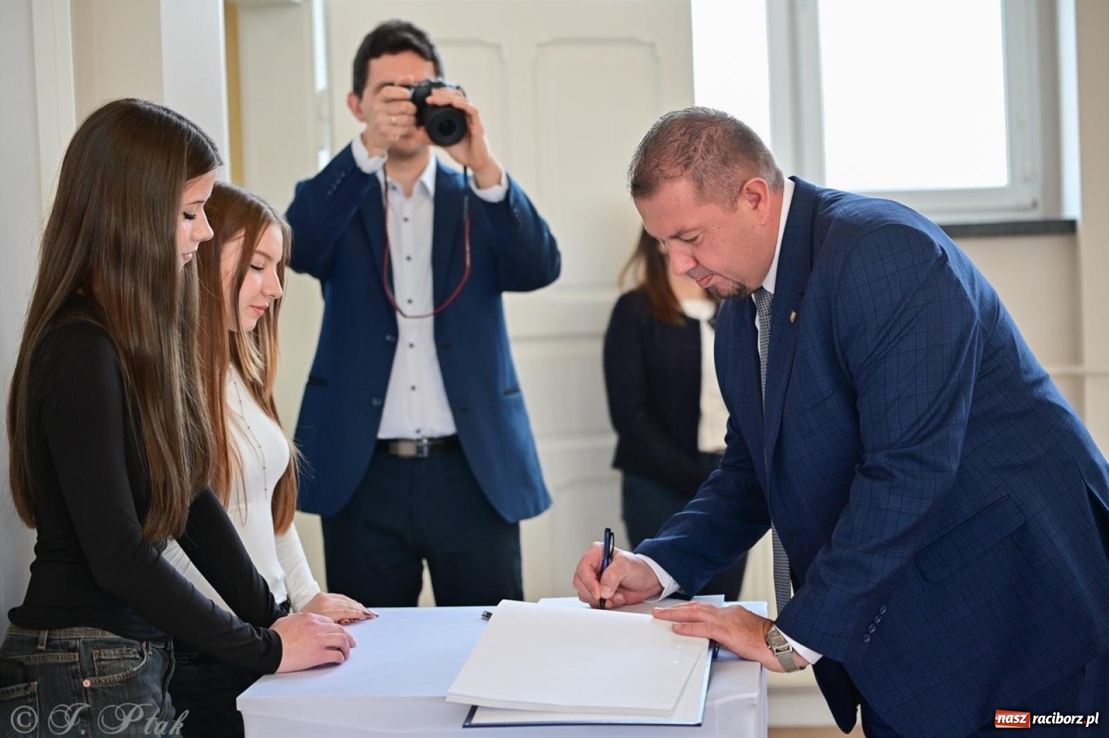Zdjęcie w galerii na portalu naszraciborz.pl: Otwarto odrestaurowaną aulę raciborskiego Ekonomika [FOTO i WIDEO] wiadomości z regionu