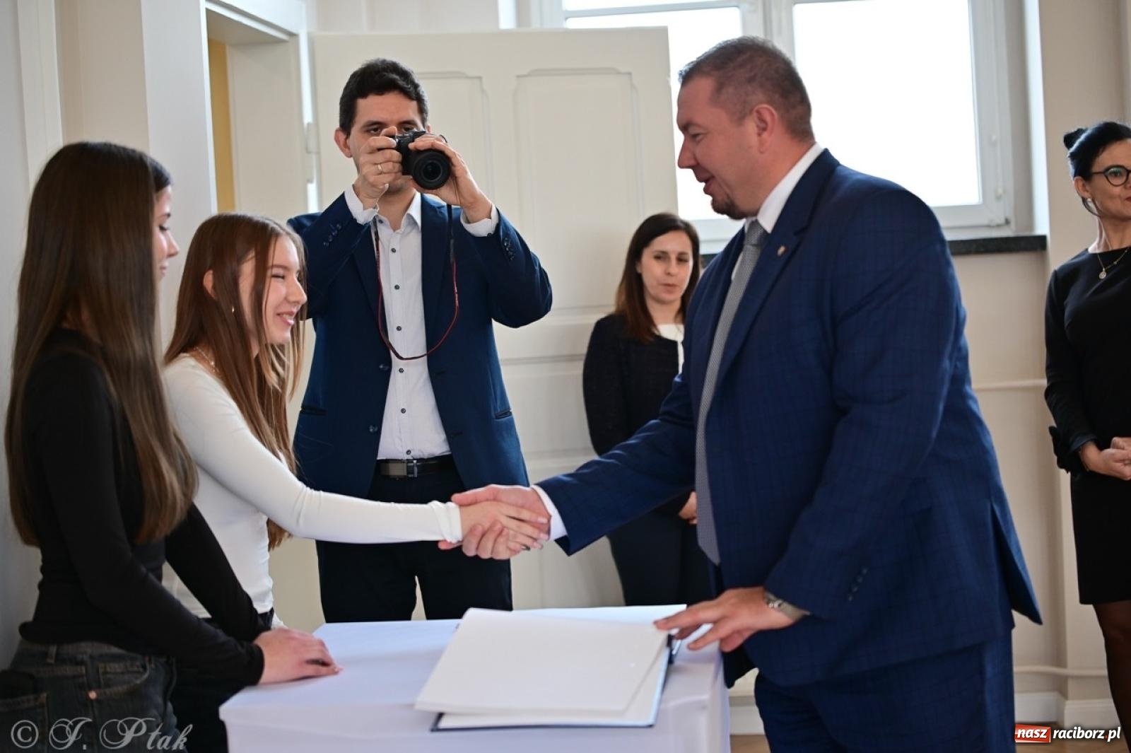 Zdjęcie w galerii na portalu naszraciborz.pl: Otwarto odrestaurowaną aulę raciborskiego Ekonomika [FOTO i WIDEO] wiadomości z regionu