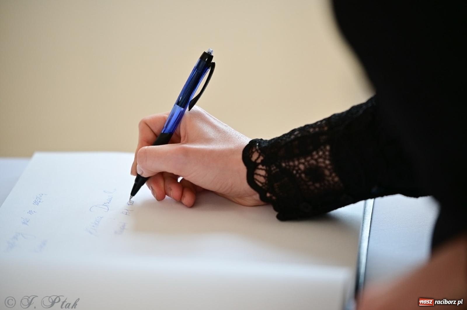 Zdjęcie w galerii na portalu naszraciborz.pl: Otwarto odrestaurowaną aulę raciborskiego Ekonomika [FOTO i WIDEO] wiadomości z regionu