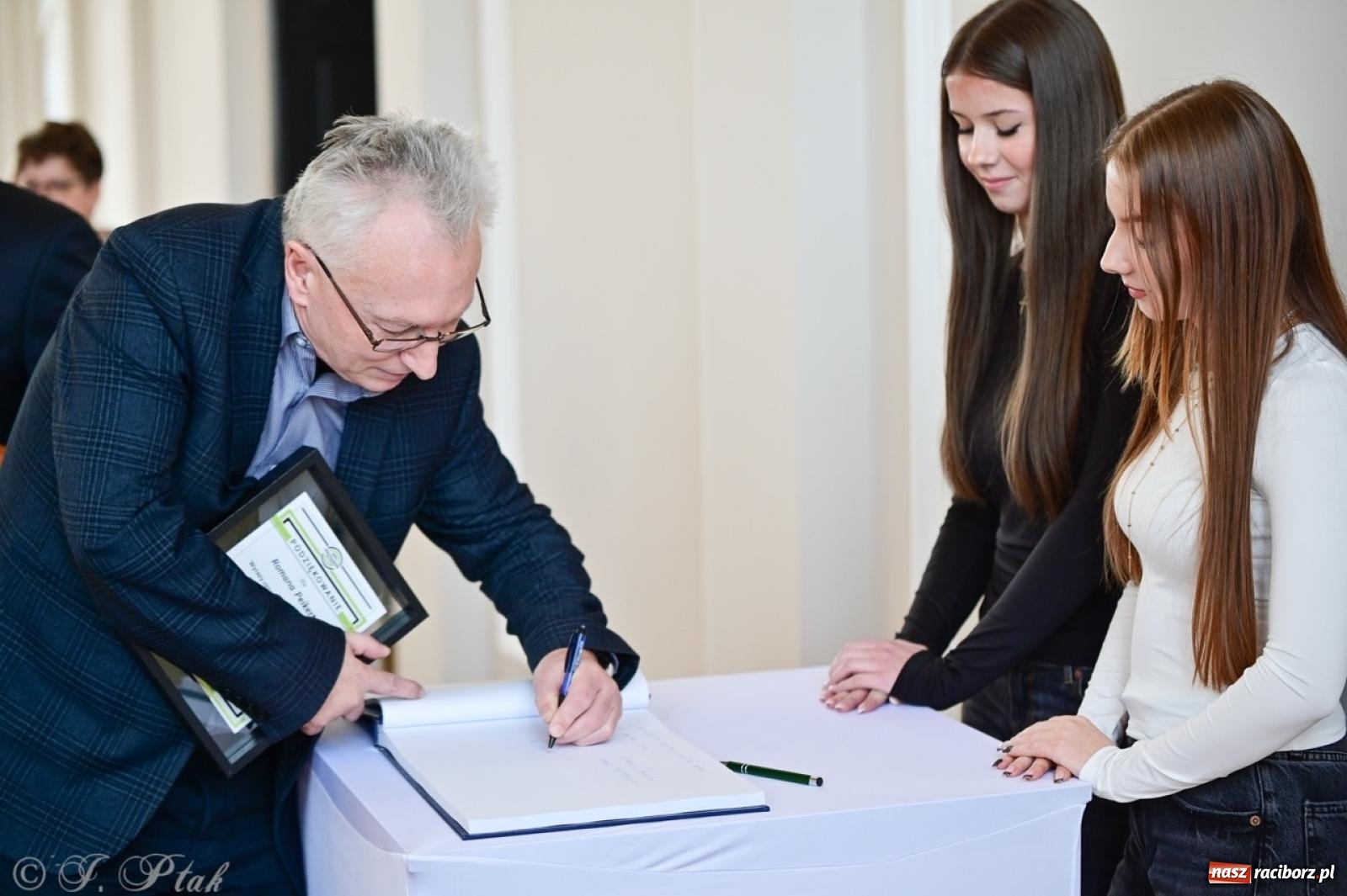 Zdjęcie w galerii na portalu naszraciborz.pl: Otwarto odrestaurowaną aulę raciborskiego Ekonomika [FOTO i WIDEO] wiadomości z regionu