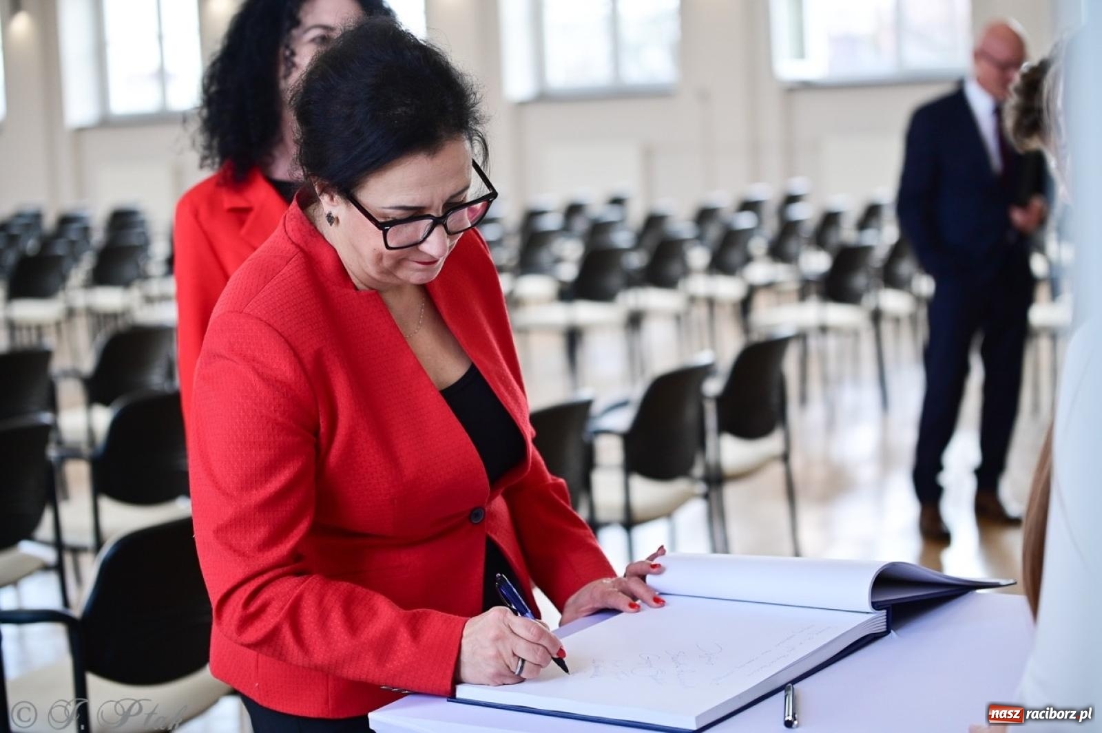 Zdjęcie w galerii na portalu naszraciborz.pl: Otwarto odrestaurowaną aulę raciborskiego Ekonomika [FOTO i WIDEO] wiadomości z regionu