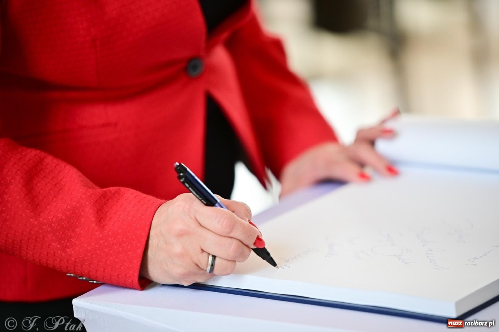 Zdjęcie w galerii na portalu naszraciborz.pl: Otwarto odrestaurowaną aulę raciborskiego Ekonomika [FOTO i WIDEO] wiadomości z regionu