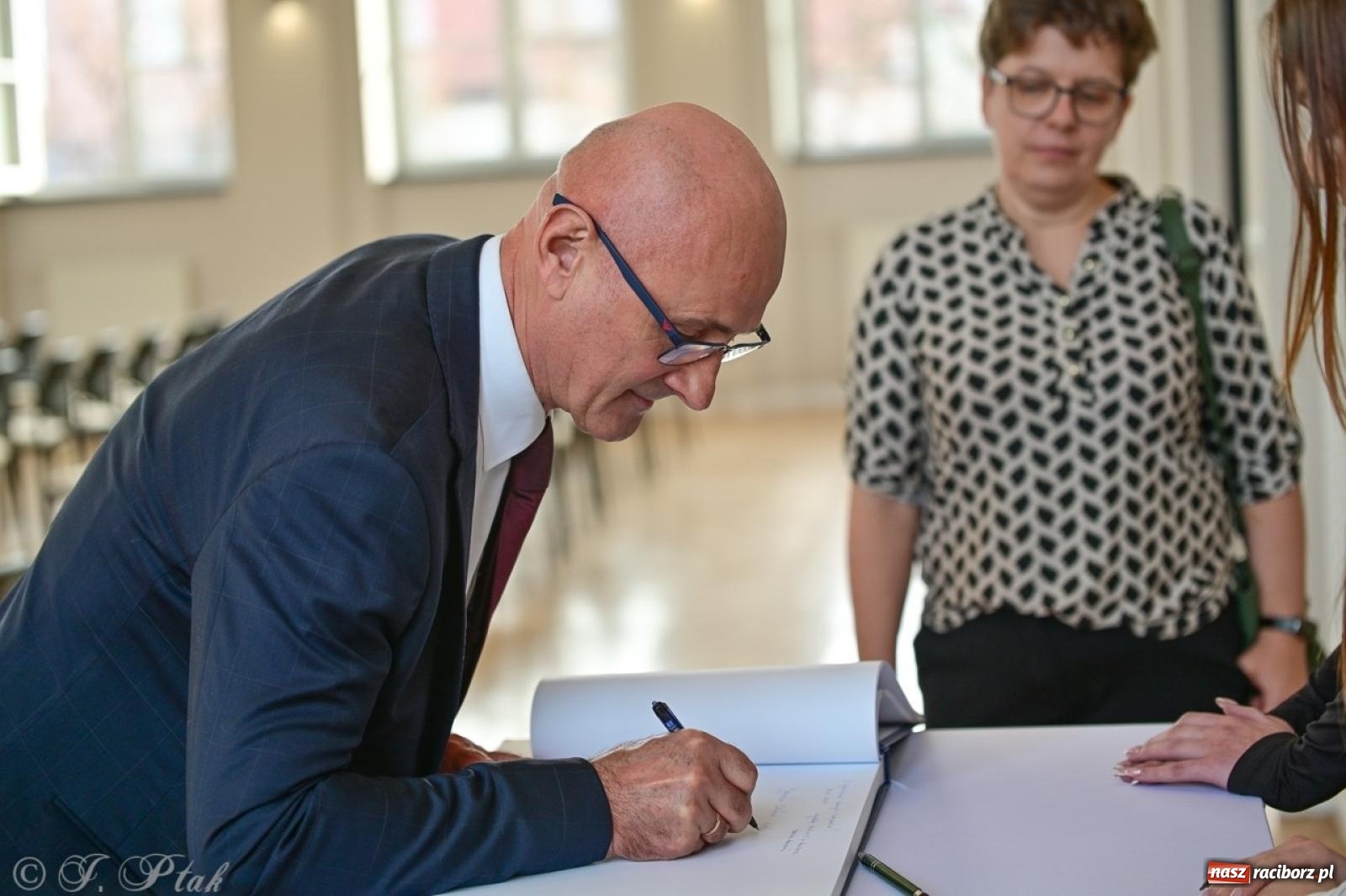 Zdjęcie w galerii na portalu naszraciborz.pl: Otwarto odrestaurowaną aulę raciborskiego Ekonomika [FOTO i WIDEO] wiadomości z regionu