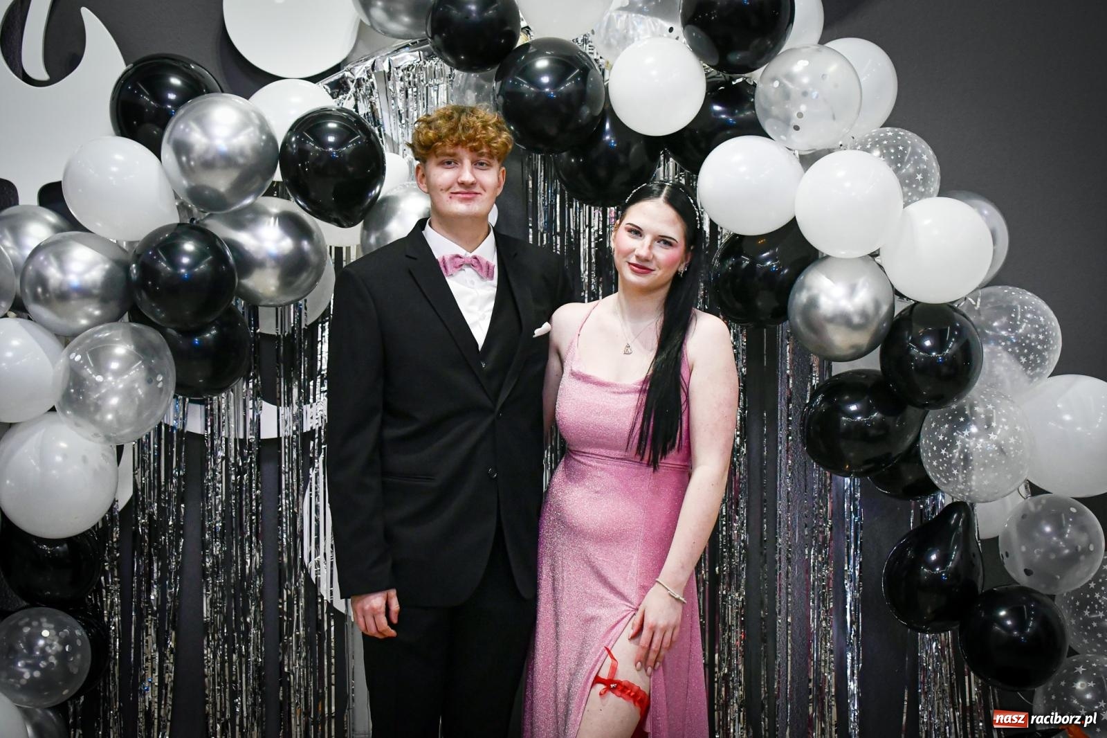 Zdjęcie w galerii na portalu naszraciborz.pl: Maturzyści z Diecezjalnego LO bawią się na studniówce w Tworkowie wiadomości z regionu