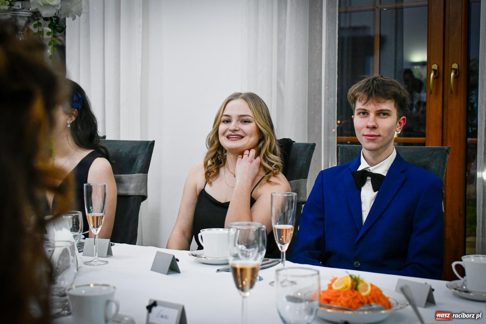 Zdjęcie w galerii na portalu naszraciborz.pl: Maturzyści z Diecezjalnego LO bawią się na studniówce w Tworkowie wiadomości z regionu