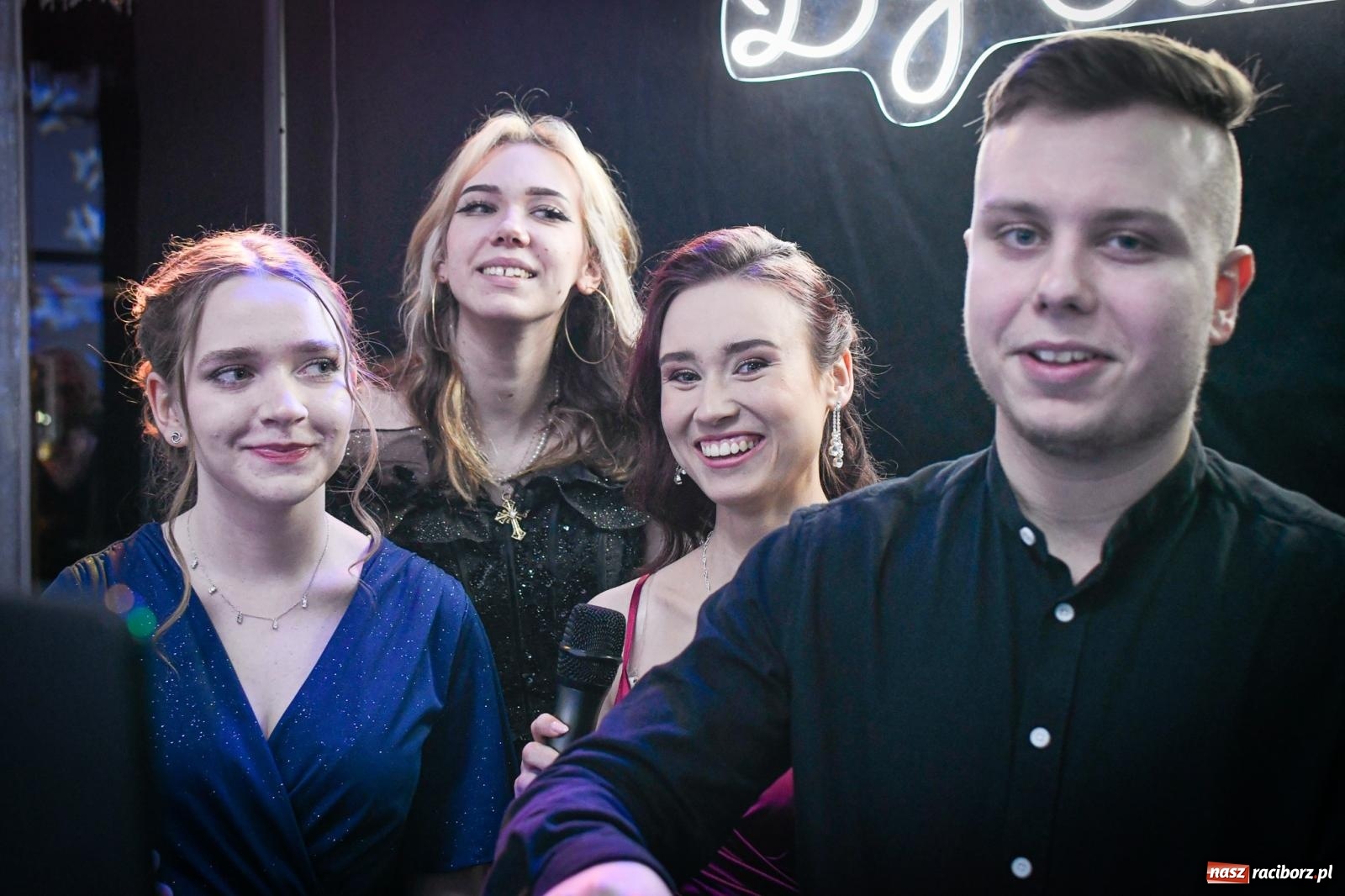 Zdjęcie w galerii na portalu naszraciborz.pl: Maturzyści z Diecezjalnego LO bawią się na studniówce w Tworkowie wiadomości z regionu