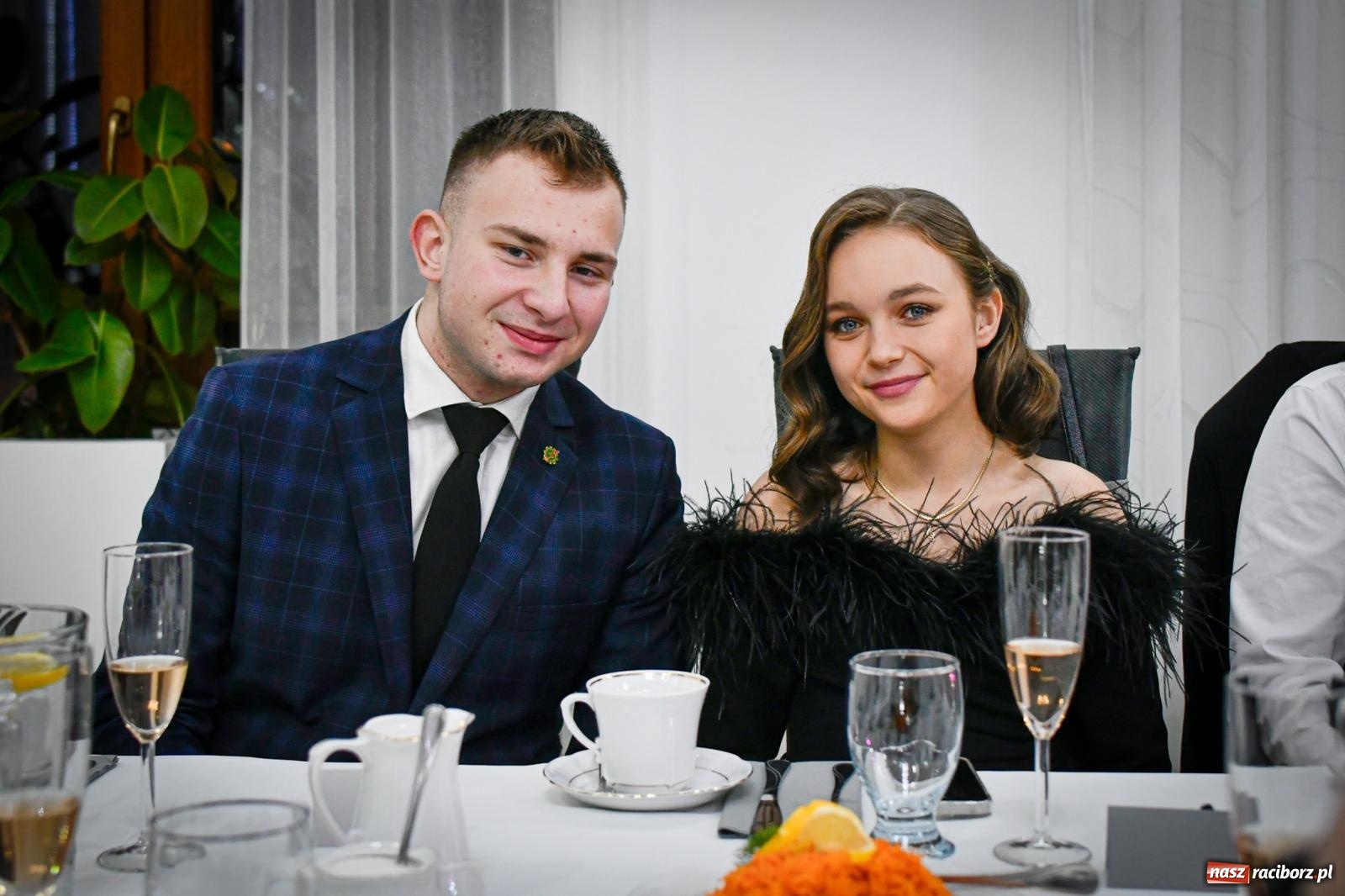 Zdjęcie w galerii na portalu naszraciborz.pl: Maturzyści z Diecezjalnego LO bawią się na studniówce w Tworkowie wiadomości z regionu