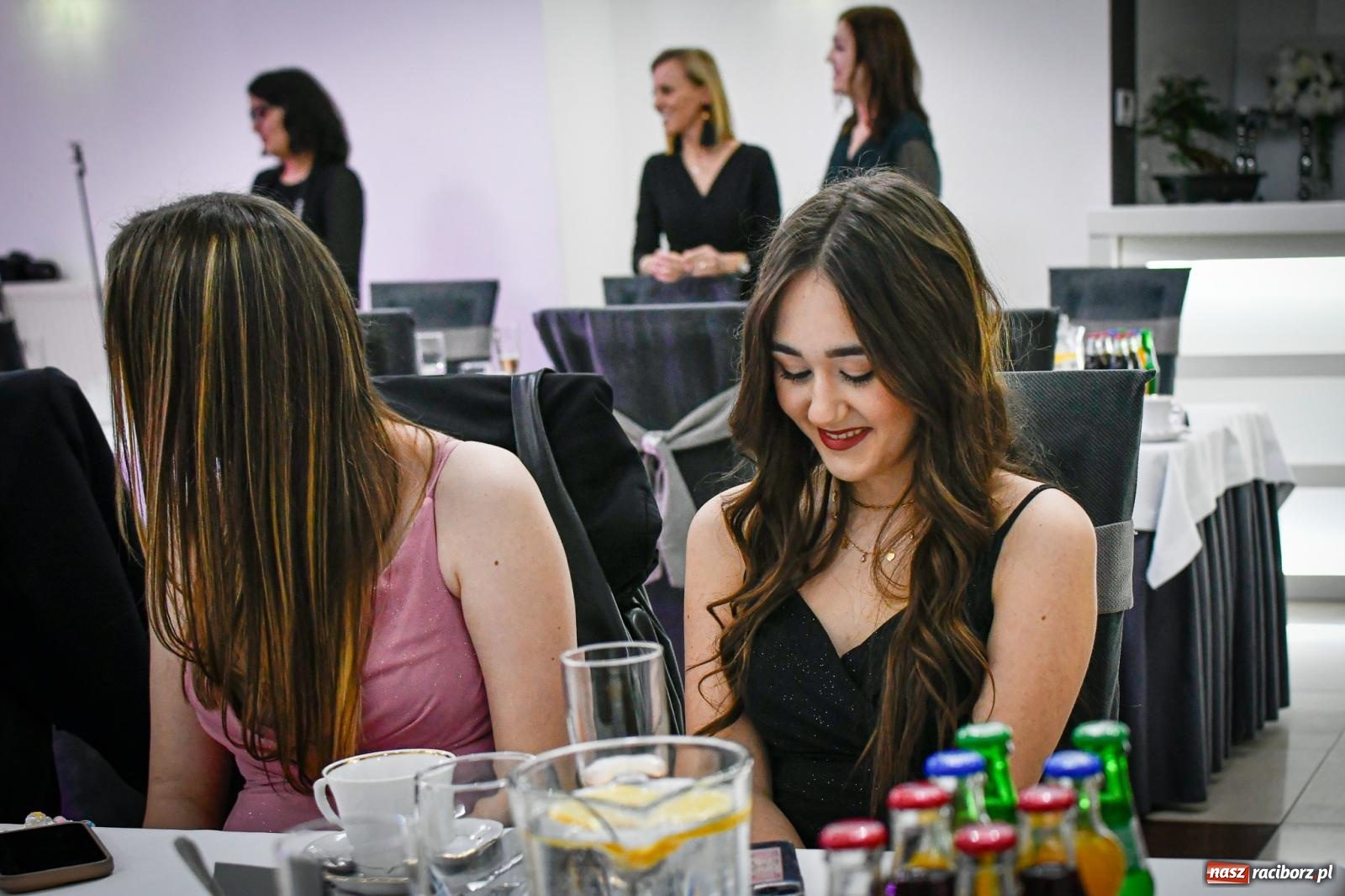 Zdjęcie w galerii na portalu naszraciborz.pl: Maturzyści z Diecezjalnego LO bawią się na studniówce w Tworkowie wiadomości z regionu