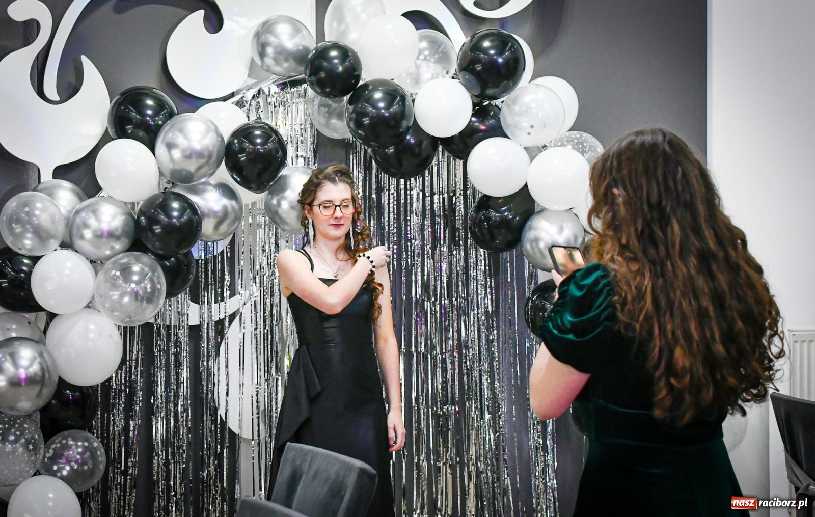 Zdjęcie w galerii na portalu naszraciborz.pl: Maturzyści z Diecezjalnego LO bawią się na studniówce w Tworkowie wiadomości z regionu