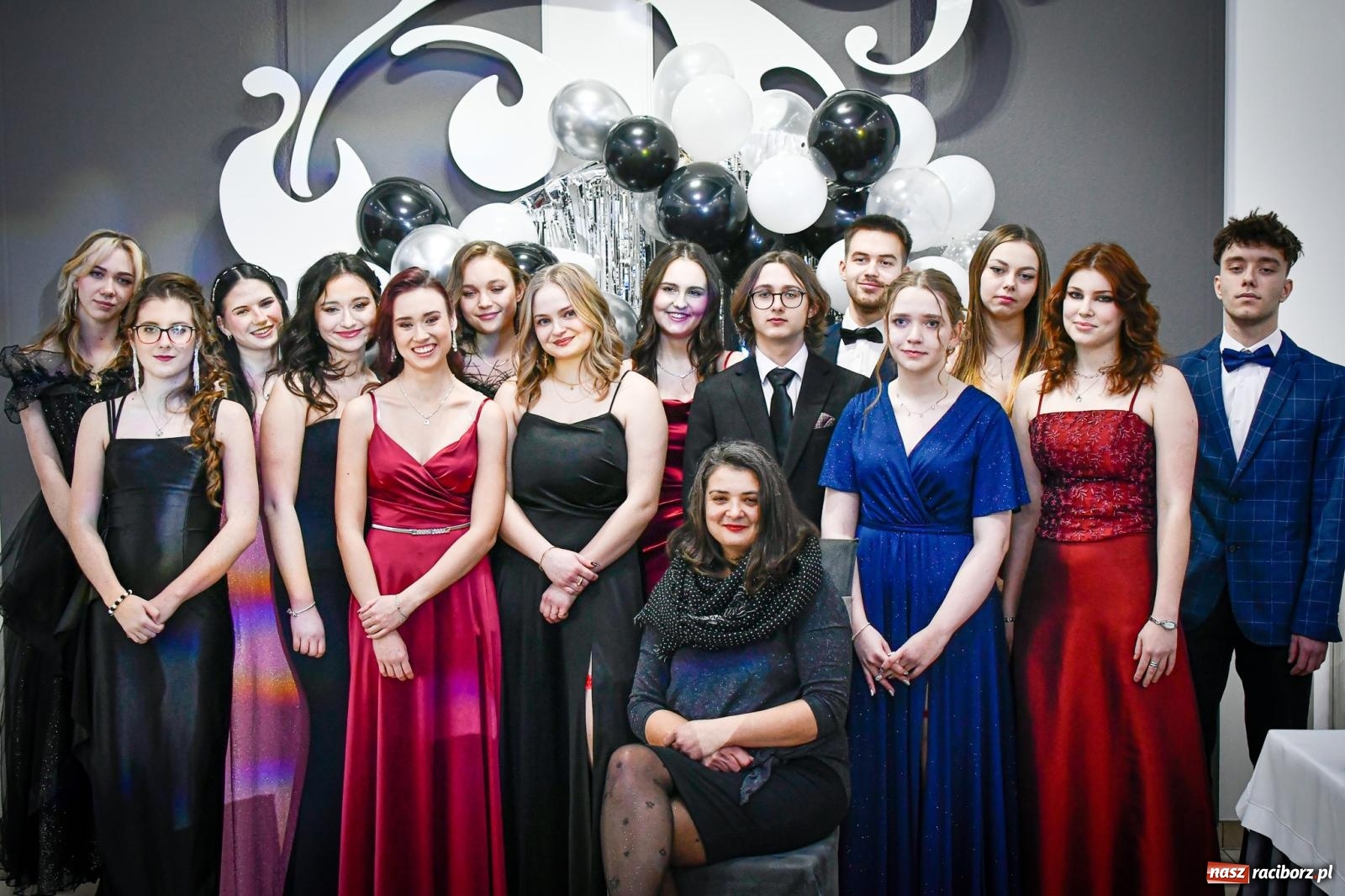 Zdjęcie w galerii na portalu naszraciborz.pl: Maturzyści z Diecezjalnego LO bawią się na studniówce w Tworkowie wiadomości z regionu