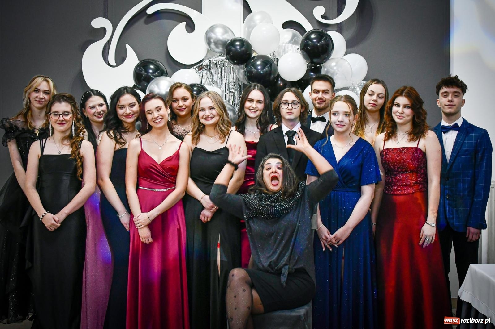 Zdjęcie w galerii na portalu naszraciborz.pl: Maturzyści z Diecezjalnego LO bawią się na studniówce w Tworkowie wiadomości z regionu