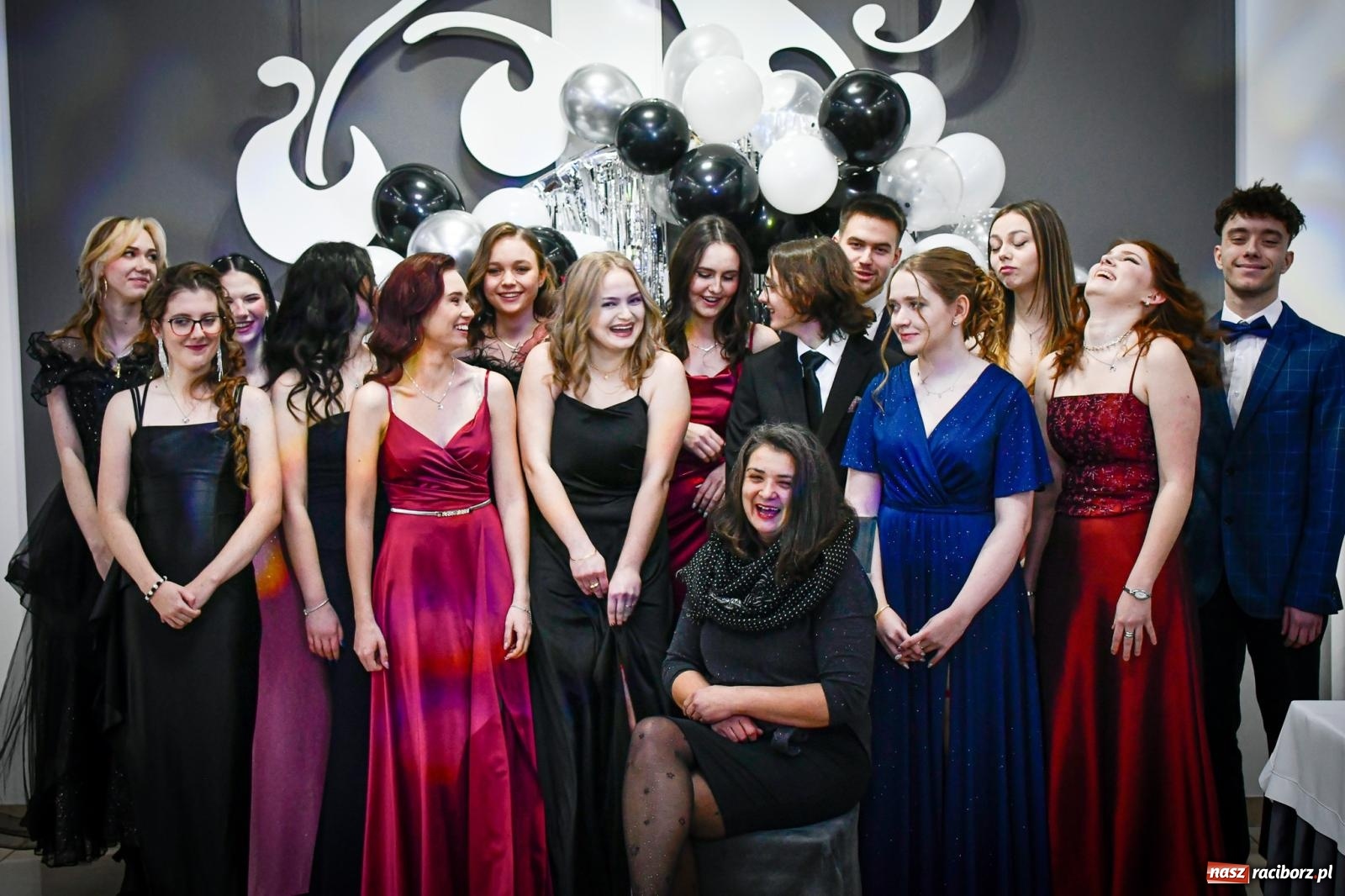 Zdjęcie w galerii na portalu naszraciborz.pl: Maturzyści z Diecezjalnego LO bawią się na studniówce w Tworkowie wiadomości z regionu