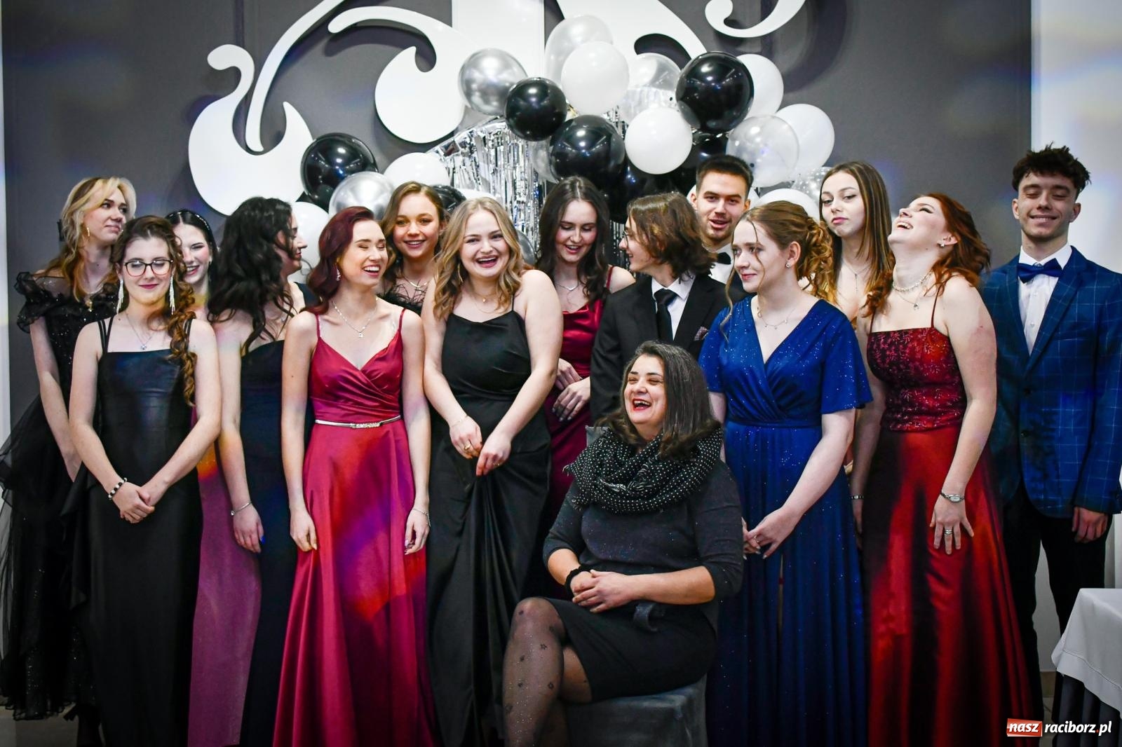 Zdjęcie w galerii na portalu naszraciborz.pl: Maturzyści z Diecezjalnego LO bawią się na studniówce w Tworkowie wiadomości z regionu