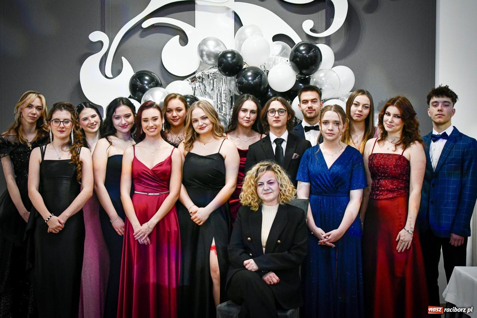 Zdjęcie w galerii na portalu naszraciborz.pl: Maturzyści z Diecezjalnego LO bawią się na studniówce w Tworkowie wiadomości z regionu