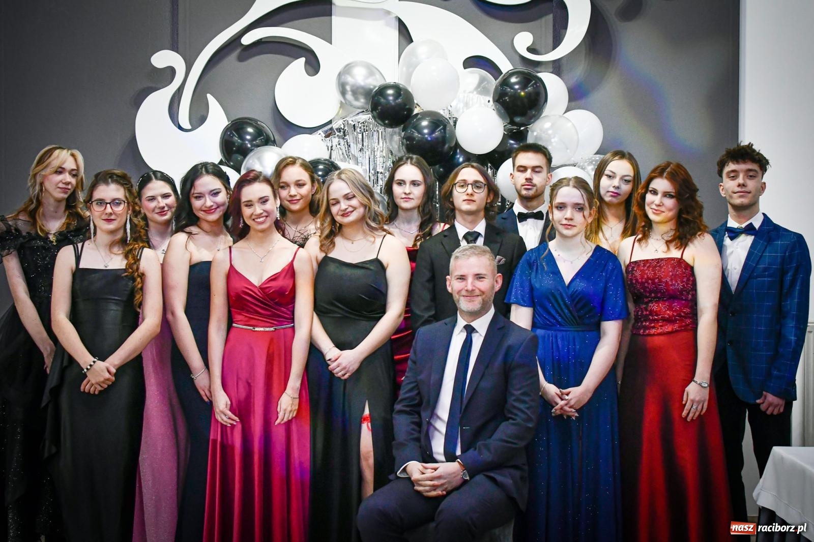 Zdjęcie w galerii na portalu naszraciborz.pl: Maturzyści z Diecezjalnego LO bawią się na studniówce w Tworkowie wiadomości z regionu